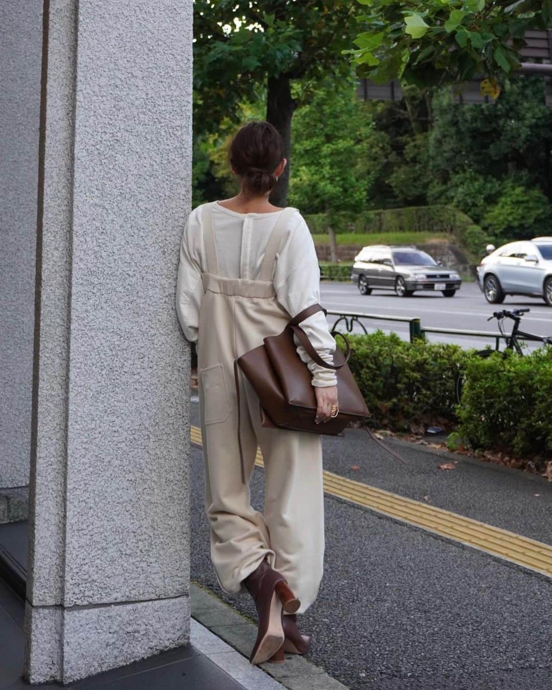 JUNNAさんのインスタグラム写真 - (JUNNAInstagram)「@etretokyo   本日19:00〜新作発売です  #2020ETRE_AW  今日は毎年ご好評いただいている センターシームブーツが発売となります。  ふかふかクッションで とにかく歩きやすい！ 足が痛くならないブーツ！  ブーツが苦手な方にこそ試していただきたい自慢のブーツです👢  写真のお洋服も本日発売  #ハイライズミリタリースウェットパンツ  目の詰まったややハリ感のある裏毛素材を使用したミリタリースウェットパンツ  これは絶対欲しい。  お膝パッチ  好き。  野暮ったく無いスウェットスタイル◎  リップはアディクション💋 一気に秋顔にしてくれるお宝リップ  【新作発売スケジュール】 📌ETRÉ TOKYO  毎週木曜日19:00 📌ZOZOTOWN  毎週金曜12:00 📌ELLESHOP  毎週土曜8:30  #ヘアスタイル #ヘアアレンジ #めがね #ミディアムヘア #bottegaveneta #celvoke#celine#秋メイク#オレンジ#ブラウン#ベージュ#カジュアル #大人カジュアル#ホワイト#アディクション」9月3日 13時12分 - junna