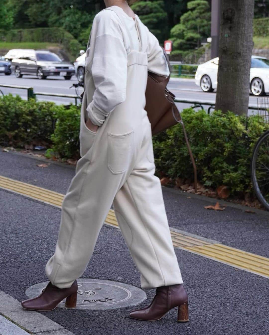 JUNNAさんのインスタグラム写真 - (JUNNAInstagram)「@etretokyo   本日19:00〜新作発売です  #2020ETRE_AW  今日は毎年ご好評いただいている センターシームブーツが発売となります。  ふかふかクッションで とにかく歩きやすい！ 足が痛くならないブーツ！  ブーツが苦手な方にこそ試していただきたい自慢のブーツです👢  写真のお洋服も本日発売  #ハイライズミリタリースウェットパンツ  目の詰まったややハリ感のある裏毛素材を使用したミリタリースウェットパンツ  これは絶対欲しい。  お膝パッチ  好き。  野暮ったく無いスウェットスタイル◎  リップはアディクション💋 一気に秋顔にしてくれるお宝リップ  【新作発売スケジュール】 📌ETRÉ TOKYO  毎週木曜日19:00 📌ZOZOTOWN  毎週金曜12:00 📌ELLESHOP  毎週土曜8:30  #ヘアスタイル #ヘアアレンジ #めがね #ミディアムヘア #bottegaveneta #celvoke#celine#秋メイク#オレンジ#ブラウン#ベージュ#カジュアル #大人カジュアル#ホワイト#アディクション」9月3日 13時12分 - junna