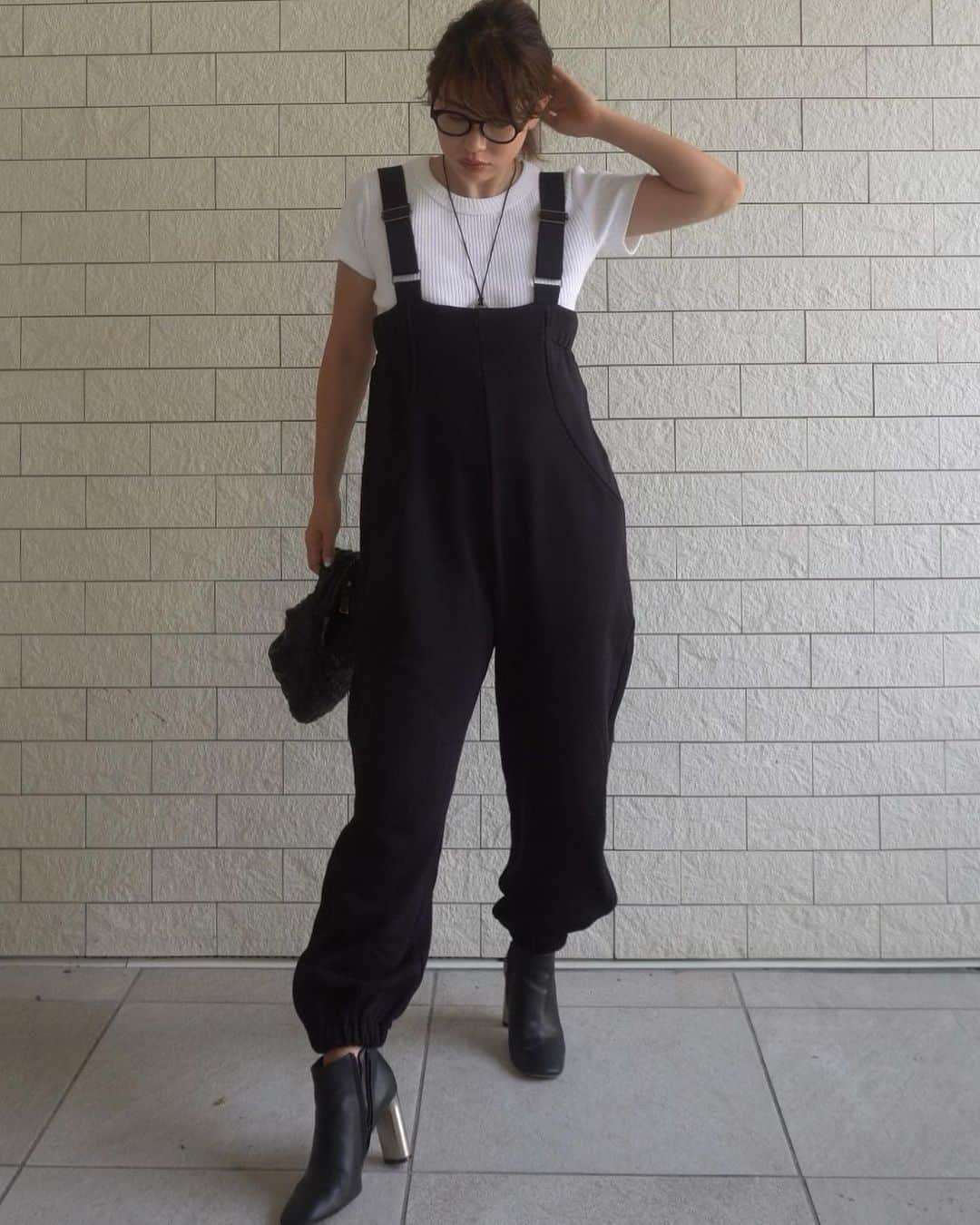 JUNNAさんのインスタグラム写真 - (JUNNAInstagram)「@etretokyo   本日19:00〜新作発売です  #2020ETRE_AW  今日は毎年ご好評いただいている センターシームブーツが発売となります。  ふかふかクッションで とにかく歩きやすい！ 足が痛くならないブーツ！  ブーツが苦手な方にこそ試していただきたい自慢のブーツです👢  写真のお洋服も本日発売  #ハイライズミリタリースウェットパンツ  目の詰まったややハリ感のある裏毛素材を使用したミリタリースウェットパンツ  これは絶対欲しい。  お膝パッチ  好き。  野暮ったく無いスウェットスタイル◎  リップはアディクション💋 一気に秋顔にしてくれるお宝リップ  【新作発売スケジュール】 📌ETRÉ TOKYO  毎週木曜日19:00 📌ZOZOTOWN  毎週金曜12:00 📌ELLESHOP  毎週土曜8:30  #ヘアスタイル #ヘアアレンジ #めがね #ミディアムヘア #bottegaveneta #celvoke#celine#秋メイク#オレンジ#ブラウン#ベージュ#カジュアル #大人カジュアル#ホワイト#アディクション」9月3日 13時12分 - junna