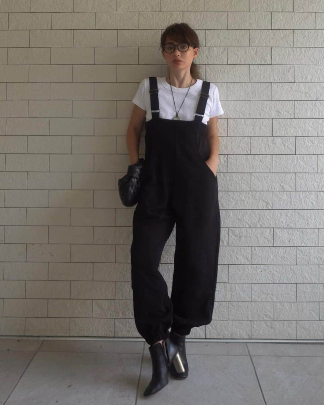 JUNNAのインスタグラム：「@etretokyo   本日19:00〜新作発売です  #2020ETRE_AW  今日は毎年ご好評いただいている センターシームブーツが発売となります。  ふかふかクッションで とにかく歩きやすい！ 足が痛くならないブーツ！  ブーツが苦手な方にこそ試していただきたい自慢のブーツです👢  写真のお洋服も本日発売  #ハイライズミリタリースウェットパンツ  目の詰まったややハリ感のある裏毛素材を使用したミリタリースウェットパンツ  これは絶対欲しい。  お膝パッチ  好き。  野暮ったく無いスウェットスタイル◎  リップはアディクション💋 一気に秋顔にしてくれるお宝リップ  【新作発売スケジュール】 📌ETRÉ TOKYO  毎週木曜日19:00 📌ZOZOTOWN  毎週金曜12:00 📌ELLESHOP  毎週土曜8:30  #ヘアスタイル #ヘアアレンジ #めがね #ミディアムヘア #bottegaveneta #celvoke#celine#秋メイク#オレンジ#ブラウン#ベージュ#カジュアル #大人カジュアル#ホワイト#アディクション」