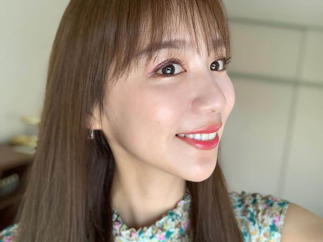 宮内ひかるのインスタグラム：「@lunasolofficial  #バタフライウィング 🦋  想像以上にカラーもラメもかわいい！  iphoneのポートレートで撮るとメイクちょっとわかりやすく撮れた🤩  #ルナソル #ルナソルアイシャドウ  #lunasol  #アイカラーレーション #アイカラーレーション03」