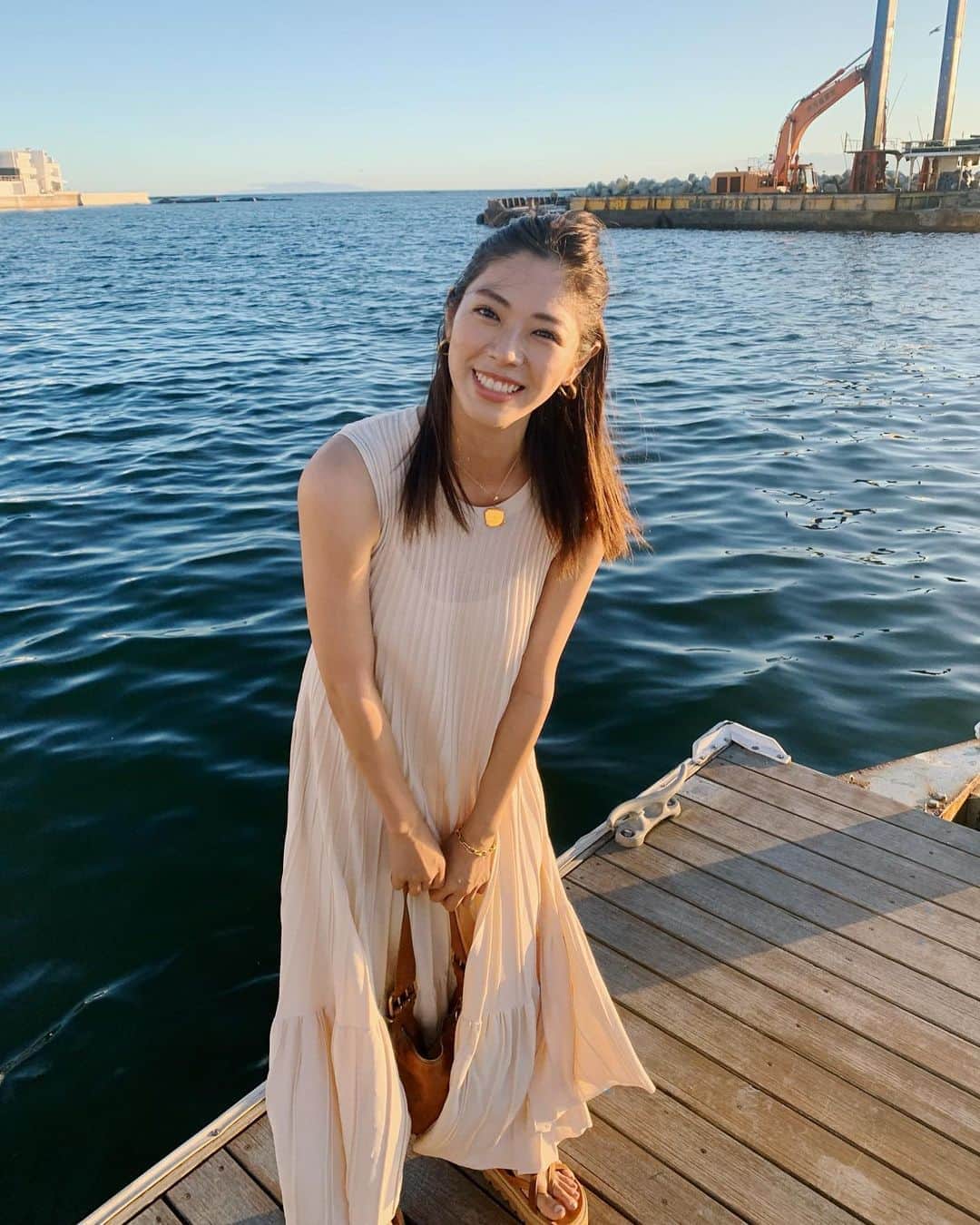 わちみなみのインスタグラム：「地元の海が恋しい☺️﻿ ﻿ おばさんにもらったバッグ👜とおでかけ ﻿ ﻿ #おさがり　#わちみなみ　#海　#ワンピース　#ビーチスタイル  #コーデ記録」