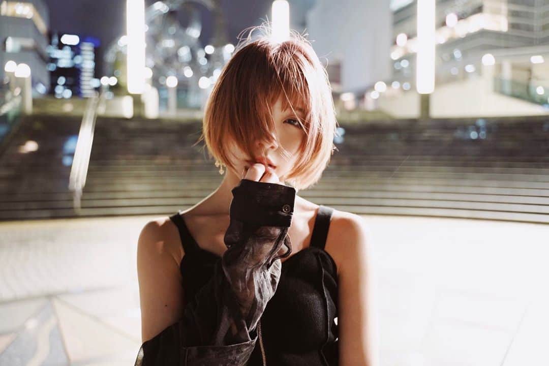 のインスタグラム：「ピンク髪初撮影💘 . . . . #ピンク髪 #ピンクベージュ  #streetphotography  #nightshooters  #横浜 #夜散歩 #エモい #ブラックコーデ #玉ボケ写真部  #emotional  #photography  #portraitphotography #streetphotography #edscvr_moodjapantrip #visualsoflife #impressio_shots #good_portraits_worldxploretocrate #shootermag #pursuitofportraits #ootd #dscvr_mood #jp_portrait部 #東京カメラ部 #igersjp #ポートレート #被写体 #お洒落さんと繋がりたい #model #ポートレートモデル #写真好きな人と繋がりたい」