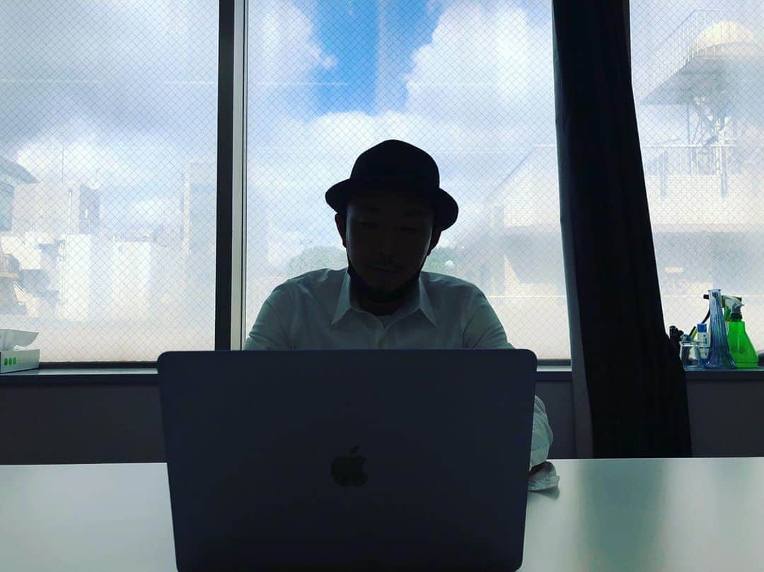 宇田川大輔さんのインスタグラム写真 - (宇田川大輔Instagram)「本日の職場。#青空バック　#ZOOM会議」9月3日 13時25分 - udagawadaisuke