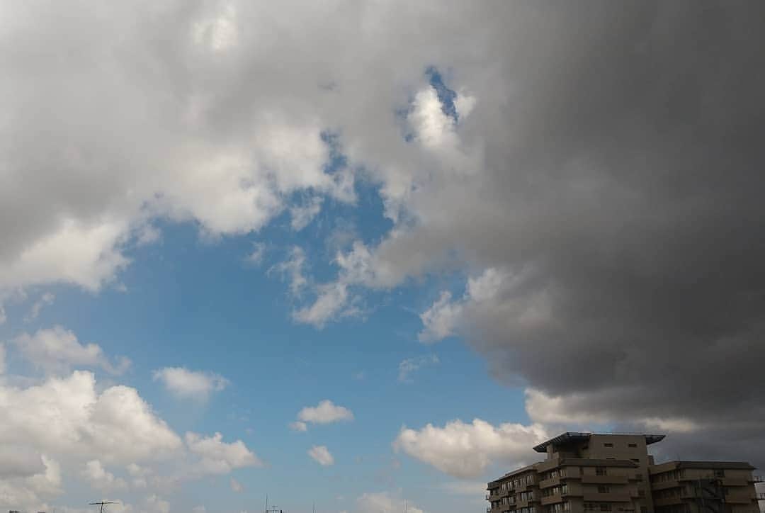 春山恵理さんのインスタグラム写真 - (春山恵理Instagram)「今日は、晴れたと思ったら、空が急に暗くなり、窓を叩きつけるような雨が１０分ほど続き、また晴れて→雨→晴れ→雨・・と、本日３回目の雨が降っています。と、投稿している間に雨が上がってる💦 そして、新潟県三条市では９月として国内初めての４０度超えを記録。 台風９号の影響、すごい、、😨  #いまそらぐらむ  #いまそら  #いまそら部  #空 #空の写真 #雲の写真 #自宅からの景色  #神奈川県」9月3日 13時26分 - haruyamaeri