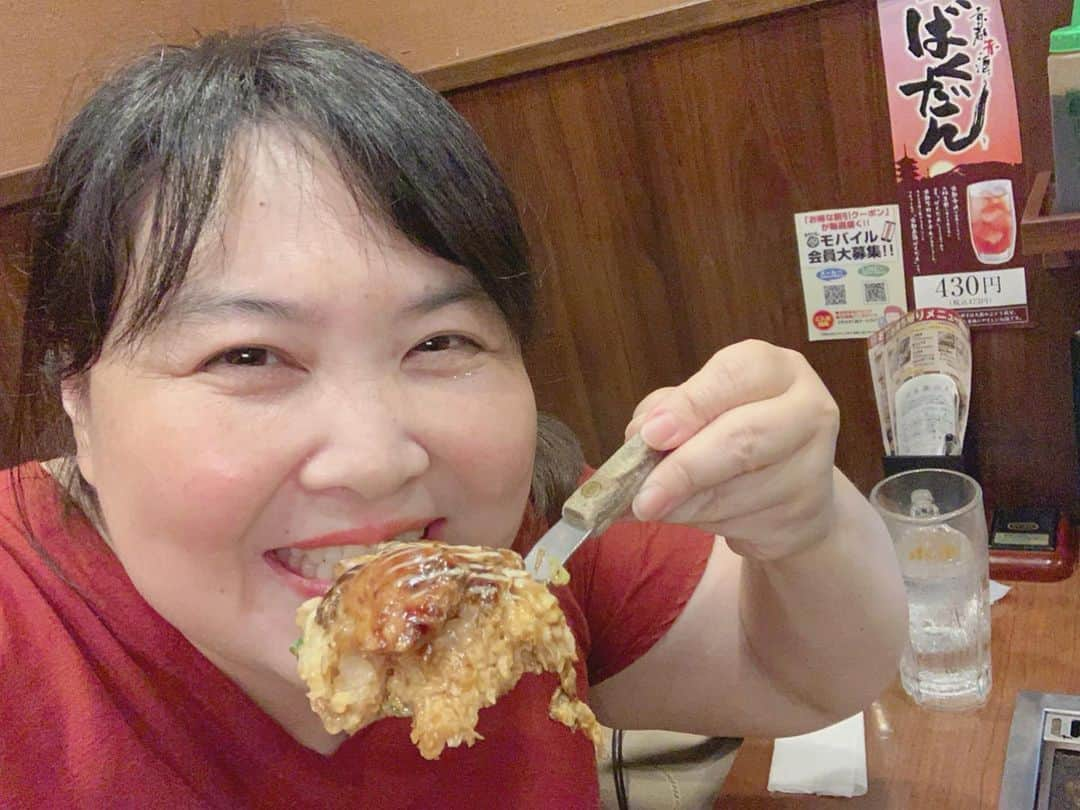 まんまるともぴーさんのインスタグラム写真 - (まんまるともぴーInstagram)「《お好み焼き》と言えば大阪❗️﻿ のイメージがありますが﻿ ﻿ ﻿ ⭐️お好み焼きは  @ccynen﻿ ﻿ 【ここやねん】﻿ ﻿ ﻿ さんは、京都発祥でこだわりが﻿ いっぱい詰まった激ウマ店なんです🤗✨﻿ ﻿ ﻿ 毎日必要な分だけ練り上げられる生地は﻿ ⭐️ふうわり焼き﻿ ⭐️広島焼き﻿ ⭐️もんじゃ焼き﻿ ﻿ ﻿ それぞれにオリジナルでブレンドされ﻿ ﻿ ﻿ ﻿ 焼きそばの麺は﻿ 独自に開発された﻿ 『モチモチ極太生麺』を使用され﻿ 注文が通ってから﻿ 茹で上げるほどのこだわり✨﻿ ﻿ ﻿ コレが美味しくないワケがないですよね😻❣️﻿ この日選んだメニューは﻿ ﻿ ﻿ ﻿ ★牡蠣玉お好み焼き﻿ ★野菜たっぷり焼きそば﻿ ★もっちっチー﻿ （お餅とチーズのもんじゃ）﻿ ★豆腐の和風梅しらすサラダ﻿ ﻿ ﻿ 2人で少し多かったかな💦との心配は﻿ どんどん進む箸とテコが吹っ飛ばします💨﻿ ﻿ ﻿ 🥗サラダに始まりもんじゃ焼きの﻿ デモンストレーションが圧巻で﻿ もっちっチーはあっという間に﻿ なくなってしまい😆（笑）﻿ ﻿ ﻿ 奥で焼いてもらった牡蠣玉と﻿ 野菜たっぷりやきそばも﻿ ほんの一瞬でお腹の中へ😋✨﻿ ﻿ ﻿ 関西では数少ない《もんじゃ焼き》﻿ お餅とチーズの『もっちーチー』を﻿ 目の前でスタッフに焼いてもらった﻿ 7枚目の動画もゼヒご覧下さいね😉💕﻿ ﻿ ﻿ ﻿ @ccynen﻿ ﻿ 【ここやねん】名物の﻿ ﻿ 《カマンベールチーズ🧀もんじゃ》﻿ 食べ損ねちゃったので﻿ またリベンジ参戦しなくっちゃ😁❣️﻿ ﻿ ﻿ ﻿ ﻿ ⭐️お好み焼きは﻿ 【ここやねん・四条大宮店】﻿ ﻿ 🏠https://www.cocoyanen.jp/﻿ ﻿ ﻿ ☎️075-821-1486﻿ ﻿ 〠京都市中京区大宮通り四条上る﻿ 錦大宮町135番地﻿ ﻿ 《営業時間 》﻿ 平日　11:30-15:00﻿ 　（14:30ラストオーダー) ﻿ ﻿ 17:00-24:00﻿ 　（23:00ラストオーダー)﻿ ﻿ 土日祝　11:30-24:00﻿ 　（23:00ラストオーダー)﻿ ﻿ 《定休日 》﻿ 　　年中無休  #お好み焼き  #お好み焼きはここやねん  #お好み焼き屋  #お好み焼き好きな人と繋がりたい  #おこのみやき  #焼きそば  #焼きそば好きな人と繋がりたい  #もんじゃ  #もんじゃ焼き  #もんじゃ好き  #京都発祥  #京都お好み焼き  #京都グルメ  #京都観光  #京都ランチ #京都好きな人と繋がりたい  #そうだ京都行こう  #そうだ京都へ行こう  #そうだ京都に行こう  #そうだ京都いこう」9月3日 13時30分 - manmarutomop