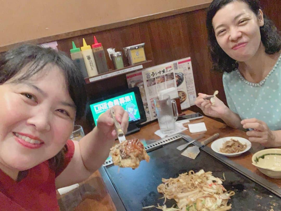 まんまるともぴーさんのインスタグラム写真 - (まんまるともぴーInstagram)「《お好み焼き》と言えば大阪❗️﻿ のイメージがありますが﻿ ﻿ ﻿ ⭐️お好み焼きは  @ccynen﻿ ﻿ 【ここやねん】﻿ ﻿ ﻿ さんは、京都発祥でこだわりが﻿ いっぱい詰まった激ウマ店なんです🤗✨﻿ ﻿ ﻿ 毎日必要な分だけ練り上げられる生地は﻿ ⭐️ふうわり焼き﻿ ⭐️広島焼き﻿ ⭐️もんじゃ焼き﻿ ﻿ ﻿ それぞれにオリジナルでブレンドされ﻿ ﻿ ﻿ ﻿ 焼きそばの麺は﻿ 独自に開発された﻿ 『モチモチ極太生麺』を使用され﻿ 注文が通ってから﻿ 茹で上げるほどのこだわり✨﻿ ﻿ ﻿ コレが美味しくないワケがないですよね😻❣️﻿ この日選んだメニューは﻿ ﻿ ﻿ ﻿ ★牡蠣玉お好み焼き﻿ ★野菜たっぷり焼きそば﻿ ★もっちっチー﻿ （お餅とチーズのもんじゃ）﻿ ★豆腐の和風梅しらすサラダ﻿ ﻿ ﻿ 2人で少し多かったかな💦との心配は﻿ どんどん進む箸とテコが吹っ飛ばします💨﻿ ﻿ ﻿ 🥗サラダに始まりもんじゃ焼きの﻿ デモンストレーションが圧巻で﻿ もっちっチーはあっという間に﻿ なくなってしまい😆（笑）﻿ ﻿ ﻿ 奥で焼いてもらった牡蠣玉と﻿ 野菜たっぷりやきそばも﻿ ほんの一瞬でお腹の中へ😋✨﻿ ﻿ ﻿ 関西では数少ない《もんじゃ焼き》﻿ お餅とチーズの『もっちーチー』を﻿ 目の前でスタッフに焼いてもらった﻿ 7枚目の動画もゼヒご覧下さいね😉💕﻿ ﻿ ﻿ ﻿ @ccynen﻿ ﻿ 【ここやねん】名物の﻿ ﻿ 《カマンベールチーズ🧀もんじゃ》﻿ 食べ損ねちゃったので﻿ またリベンジ参戦しなくっちゃ😁❣️﻿ ﻿ ﻿ ﻿ ﻿ ⭐️お好み焼きは﻿ 【ここやねん・四条大宮店】﻿ ﻿ 🏠https://www.cocoyanen.jp/﻿ ﻿ ﻿ ☎️075-821-1486﻿ ﻿ 〠京都市中京区大宮通り四条上る﻿ 錦大宮町135番地﻿ ﻿ 《営業時間 》﻿ 平日　11:30-15:00﻿ 　（14:30ラストオーダー) ﻿ ﻿ 17:00-24:00﻿ 　（23:00ラストオーダー)﻿ ﻿ 土日祝　11:30-24:00﻿ 　（23:00ラストオーダー)﻿ ﻿ 《定休日 》﻿ 　　年中無休  #お好み焼き  #お好み焼きはここやねん  #お好み焼き屋  #お好み焼き好きな人と繋がりたい  #おこのみやき  #焼きそば  #焼きそば好きな人と繋がりたい  #もんじゃ  #もんじゃ焼き  #もんじゃ好き  #京都発祥  #京都お好み焼き  #京都グルメ  #京都観光  #京都ランチ #京都好きな人と繋がりたい  #そうだ京都行こう  #そうだ京都へ行こう  #そうだ京都に行こう  #そうだ京都いこう」9月3日 13時30分 - manmarutomop