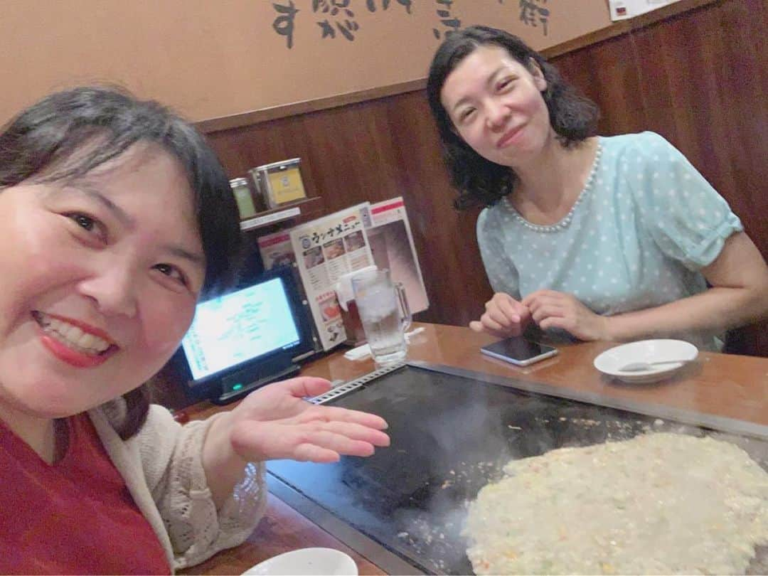 まんまるともぴーさんのインスタグラム写真 - (まんまるともぴーInstagram)「《お好み焼き》と言えば大阪❗️﻿ のイメージがありますが﻿ ﻿ ﻿ ⭐️お好み焼きは  @ccynen﻿ ﻿ 【ここやねん】﻿ ﻿ ﻿ さんは、京都発祥でこだわりが﻿ いっぱい詰まった激ウマ店なんです🤗✨﻿ ﻿ ﻿ 毎日必要な分だけ練り上げられる生地は﻿ ⭐️ふうわり焼き﻿ ⭐️広島焼き﻿ ⭐️もんじゃ焼き﻿ ﻿ ﻿ それぞれにオリジナルでブレンドされ﻿ ﻿ ﻿ ﻿ 焼きそばの麺は﻿ 独自に開発された﻿ 『モチモチ極太生麺』を使用され﻿ 注文が通ってから﻿ 茹で上げるほどのこだわり✨﻿ ﻿ ﻿ コレが美味しくないワケがないですよね😻❣️﻿ この日選んだメニューは﻿ ﻿ ﻿ ﻿ ★牡蠣玉お好み焼き﻿ ★野菜たっぷり焼きそば﻿ ★もっちっチー﻿ （お餅とチーズのもんじゃ）﻿ ★豆腐の和風梅しらすサラダ﻿ ﻿ ﻿ 2人で少し多かったかな💦との心配は﻿ どんどん進む箸とテコが吹っ飛ばします💨﻿ ﻿ ﻿ 🥗サラダに始まりもんじゃ焼きの﻿ デモンストレーションが圧巻で﻿ もっちっチーはあっという間に﻿ なくなってしまい😆（笑）﻿ ﻿ ﻿ 奥で焼いてもらった牡蠣玉と﻿ 野菜たっぷりやきそばも﻿ ほんの一瞬でお腹の中へ😋✨﻿ ﻿ ﻿ 関西では数少ない《もんじゃ焼き》﻿ お餅とチーズの『もっちーチー』を﻿ 目の前でスタッフに焼いてもらった﻿ 7枚目の動画もゼヒご覧下さいね😉💕﻿ ﻿ ﻿ ﻿ @ccynen﻿ ﻿ 【ここやねん】名物の﻿ ﻿ 《カマンベールチーズ🧀もんじゃ》﻿ 食べ損ねちゃったので﻿ またリベンジ参戦しなくっちゃ😁❣️﻿ ﻿ ﻿ ﻿ ﻿ ⭐️お好み焼きは﻿ 【ここやねん・四条大宮店】﻿ ﻿ 🏠https://www.cocoyanen.jp/﻿ ﻿ ﻿ ☎️075-821-1486﻿ ﻿ 〠京都市中京区大宮通り四条上る﻿ 錦大宮町135番地﻿ ﻿ 《営業時間 》﻿ 平日　11:30-15:00﻿ 　（14:30ラストオーダー) ﻿ ﻿ 17:00-24:00﻿ 　（23:00ラストオーダー)﻿ ﻿ 土日祝　11:30-24:00﻿ 　（23:00ラストオーダー)﻿ ﻿ 《定休日 》﻿ 　　年中無休  #お好み焼き  #お好み焼きはここやねん  #お好み焼き屋  #お好み焼き好きな人と繋がりたい  #おこのみやき  #焼きそば  #焼きそば好きな人と繋がりたい  #もんじゃ  #もんじゃ焼き  #もんじゃ好き  #京都発祥  #京都お好み焼き  #京都グルメ  #京都観光  #京都ランチ #京都好きな人と繋がりたい  #そうだ京都行こう  #そうだ京都へ行こう  #そうだ京都に行こう  #そうだ京都いこう」9月3日 13時30分 - manmarutomop