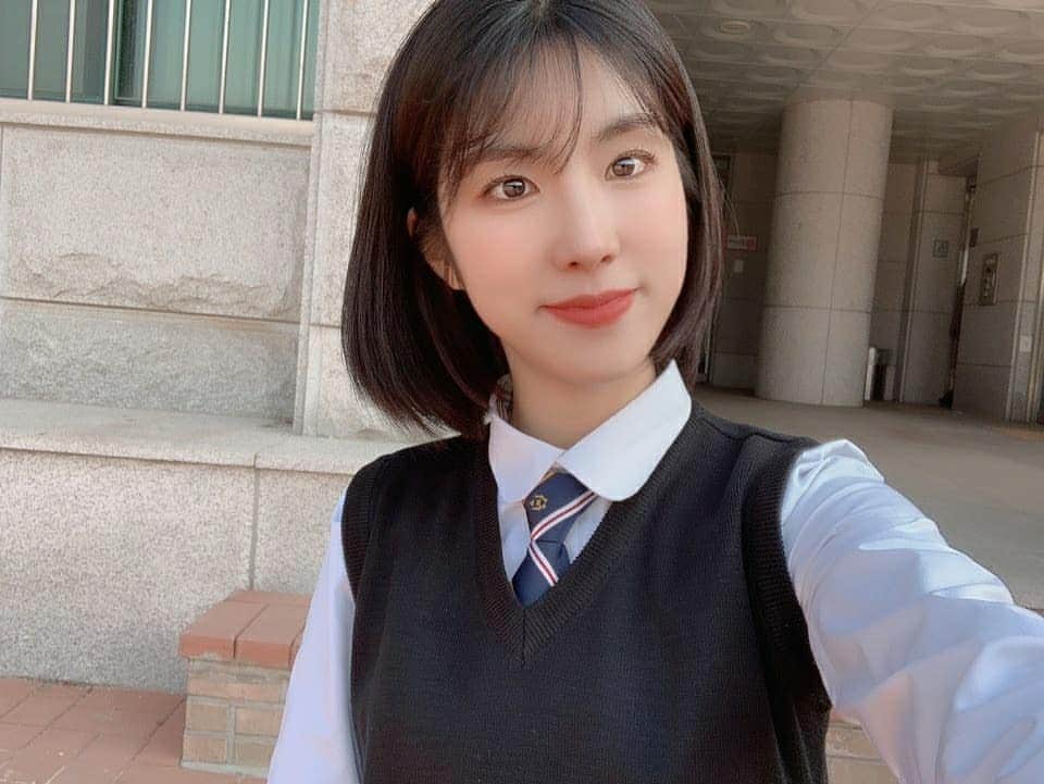 LABOUMさんのインスタグラム写真 - (LABOUMInstagram)「[#지엔] 바람 많이 부는 날엔 집콕하면서 카페킬리만자로 보기😊  #라붐 #LABOUM #ZN  #카페킬리만자로」9月3日 13時30分 - officiallaboum