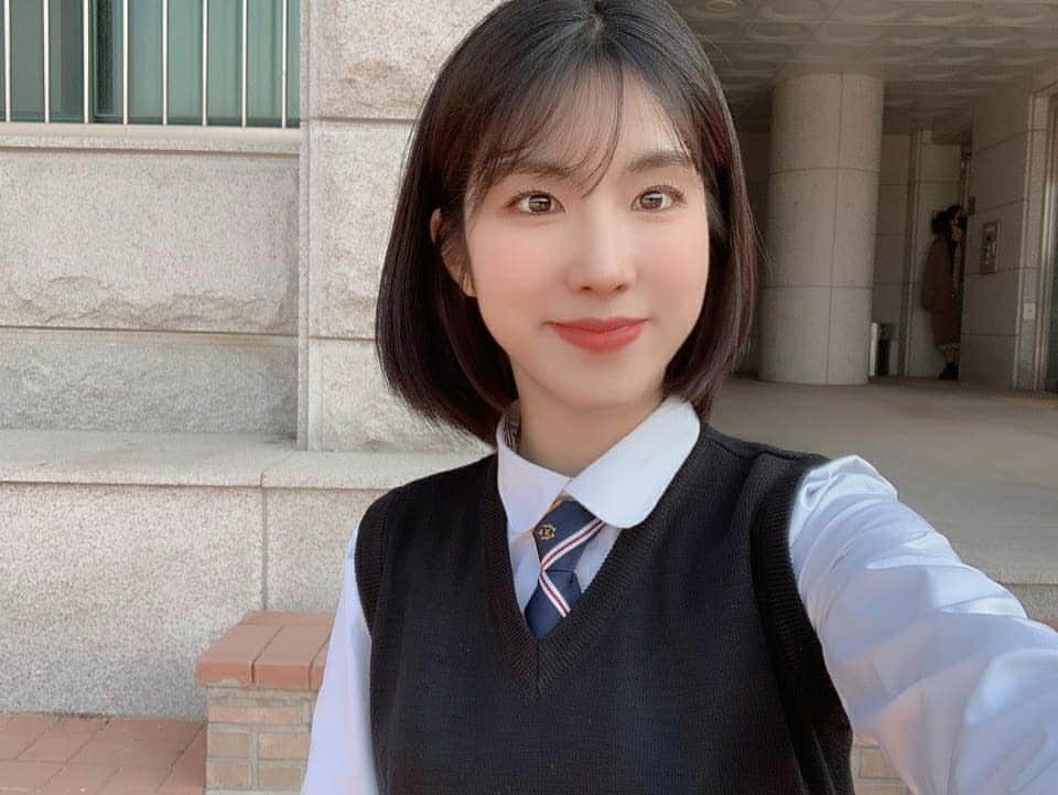 LABOUMさんのインスタグラム写真 - (LABOUMInstagram)「[#지엔] 바람 많이 부는 날엔 집콕하면서 카페킬리만자로 보기😊  #라붐 #LABOUM #ZN  #카페킬리만자로」9月3日 13時30分 - officiallaboum