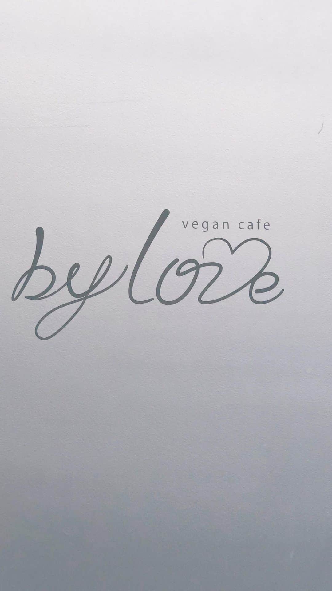 のインスタグラム：「#cafest﻿agram ﻿ ﻿ ビーガンのお店に行ってきた❤️﻿ @cafeby﻿love ﻿ 私、遺伝子検査したら﻿ 動物性脂肪が太りやいことがわかって💡🐷﻿ ﻿ バター使ってるものって﻿ なんでも美味しいたい？﻿ クッキーにケーキにパンケーキに🥞﻿ 焼肉も美味しいし。。あーーすき❤️w﻿ ﻿ でも頻繁に動物性脂肪摂取してると﻿ 🐷一直線ぶひ！﻿ ﻿ なるけんビーガンのお店嬉しい〜😊🌷﻿ ﻿ ﻿ ﻿ あいぴー @ai﻿ko_kayo1211 ときゃっきゃした夏🍉🌺🌻﻿ 楽しかったなぁ✨﻿ ﻿ 秋もコロナに負けず﻿ stay positive😘🎃🍁﻿ ﻿ ﻿ ﻿ vegan cafe by love﻿ 📮 東京都港区西麻布3-1-14 ﻿ 六本木フォレストビル1F﻿ ﻿ ☎️ 03-6459-2712﻿ ﻿ ⏰営業時間﻿ 火曜〜日曜日 11:00~17:30(L.O) ﻿ 事前予約でディナーのご利用も可能です✨﻿ 定休日/月曜﻿ ﻿ ﻿ ﻿ #vegancafe#cafebylove#bylove#六本木カフェ#西麻布カフェ#ビーガンカフェ」