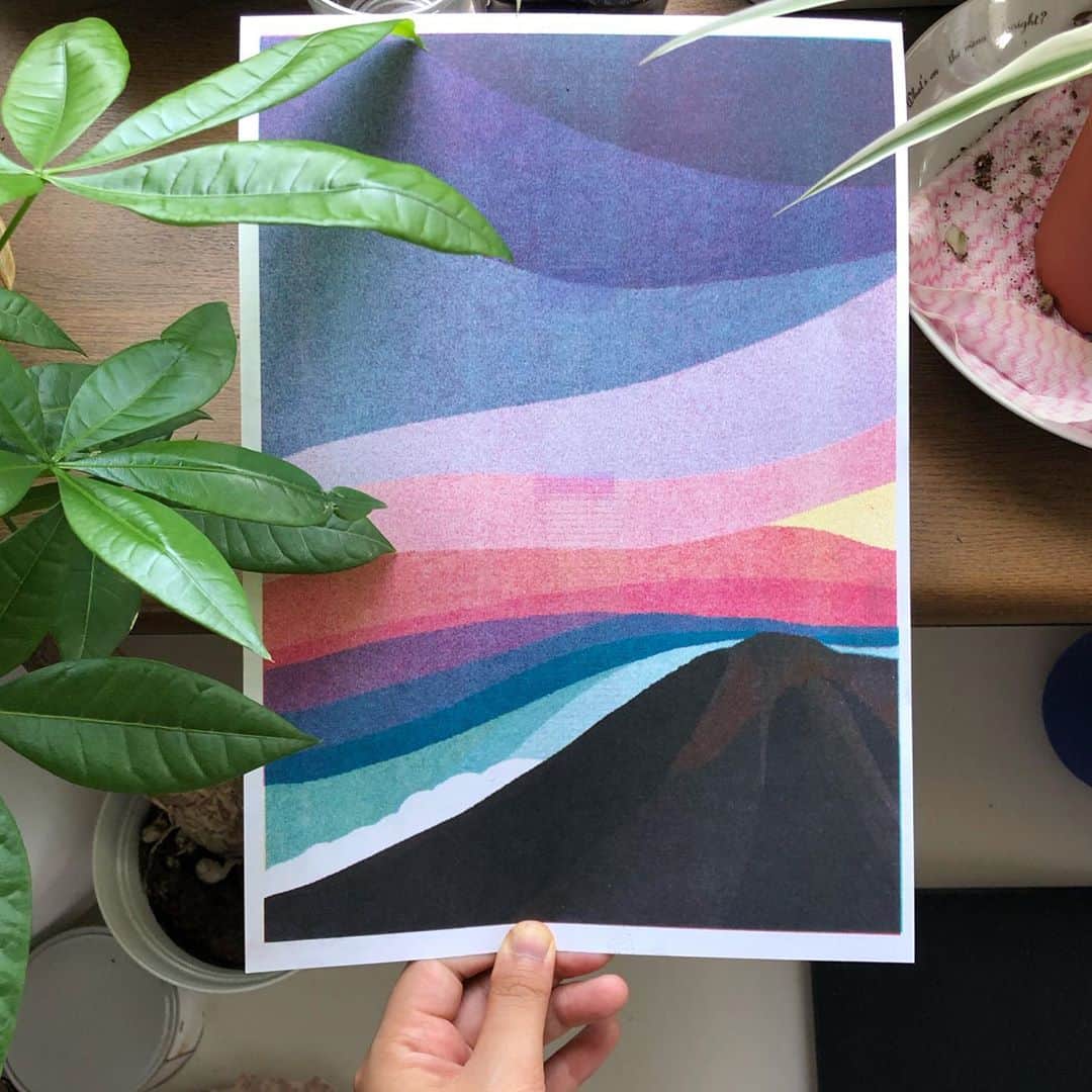 nanamyのインスタグラム：「🌱-RISO Print- 🌱Happy about this new thing I learned to export my illustration in a bit different print style!  ・ 来月の展示に向けて、ずっと試したかったリゾグラフでテストプリントしました。製版された版同士が重なってインクが擦れてる感じとか、アナログ感が予想通りにはいかなくて楽しい。。10/2に小さなオープニングもする予定です、ぜひあそびに来てください🌱♥️ ・ #risograph #risoprint #illustration #drawing #nature #maunakea #bigisland #traveldrawing #sunset #artwork #リゾグラフ」