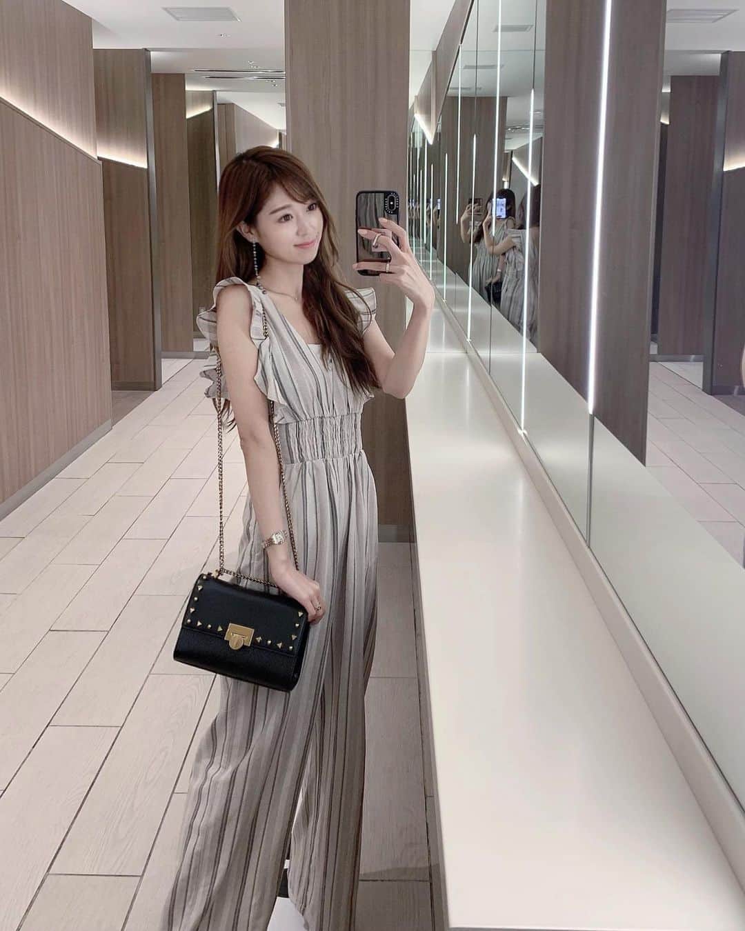 のインスタグラム：「. 羽織り物も持ってたけど、まだまだ暑くてこれ一枚でも大丈夫だった🤗 . この @to_the_seahawaii のロンパースはTo the seaの店舗限定アイテムで、ルミネエスト新宿店B1、西銀座デパートB1とTo the sea Health living 学芸大学店にてチェックできるよ～🤗 . . .  #resortnista #tothesea #totheseahawaii #maisonmarble #coordinate #ロンパース」