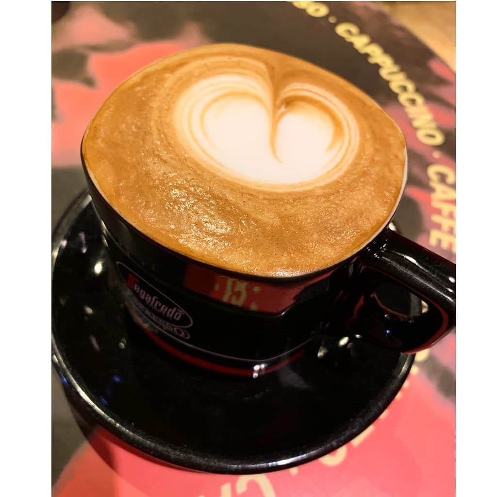 のインスタグラム：「ファスティングをやって、あんなに毎日飲んでいたコーヒーもかなり減りました😊 久しぶりのcaffè e llatte☕️美味しい💖 (⬇️分からない人はスルーしてね🤣w) 昨日の満月は最後の壮大な浄化のエネルギーみたいで、ここの所、インナーチャイルドがいっぱい出てきて結構大変です😂しっかり自分と対話して大掃除だね🥺いらないものを手放して、どんどん軽くなって上昇するよ↑↑↑🌈✨ステージUP😆💖  #ファスティング#デトックス#スッキリ#癒し#カフェラテ#インナーチャイルド#満月#浄化#coffee#drink#friend#happy#love#happiness#good#smile#tokyo#japan」