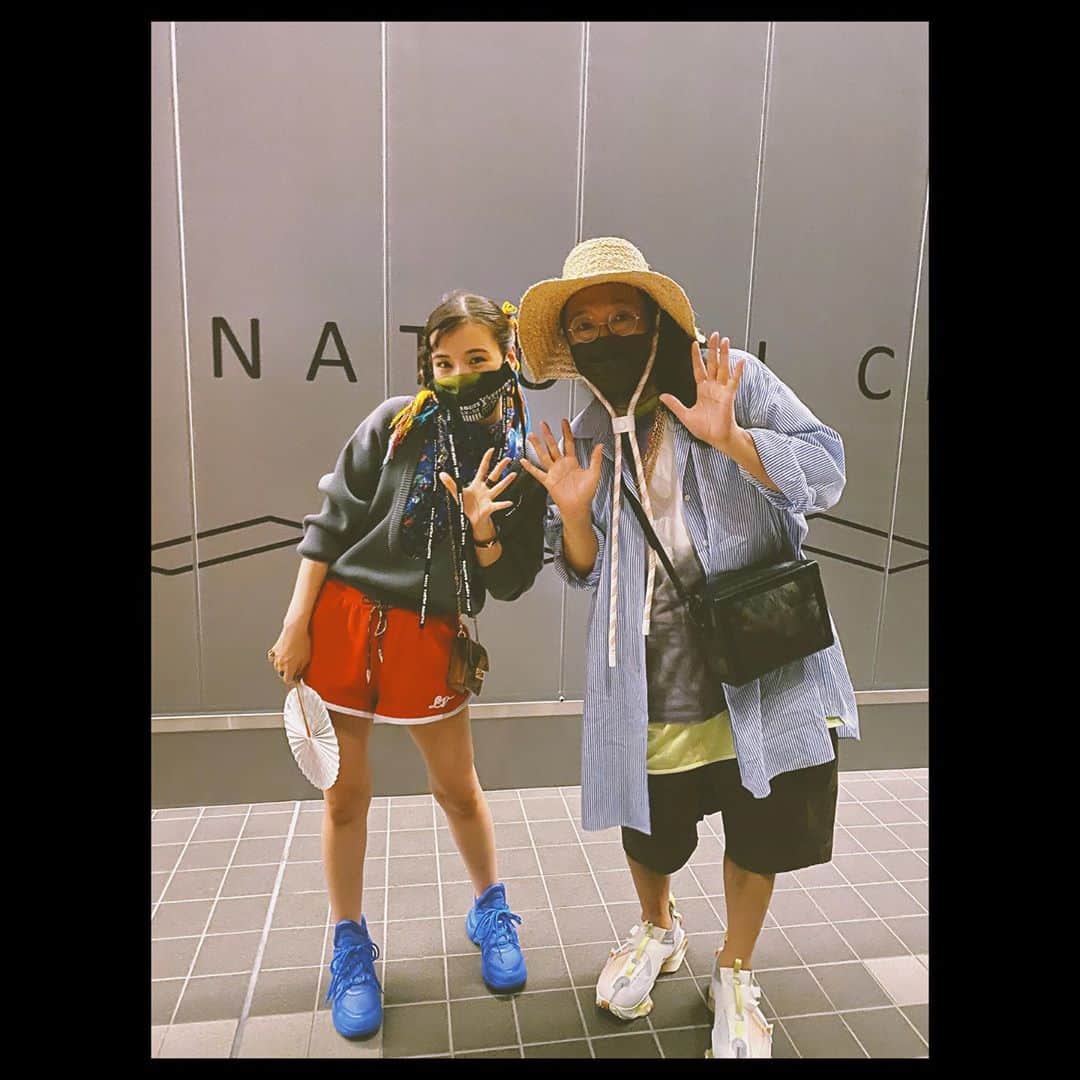 仲里依紗のインスタグラム：「ずーっとずっとお会いしたかった 村上隆さんを昨日のLVのショーで お見かけすることができ、お写真撮っていただきました🥺🙏🧡💙💜💛💚❤️ 一生分の勇気を振り絞り、ショー終わりに出待ちした🤣 大好きです！写真撮ってください🥺と 頑張って言えた自分に拍手😭 . ありがとうございました💓 . @takashipom」