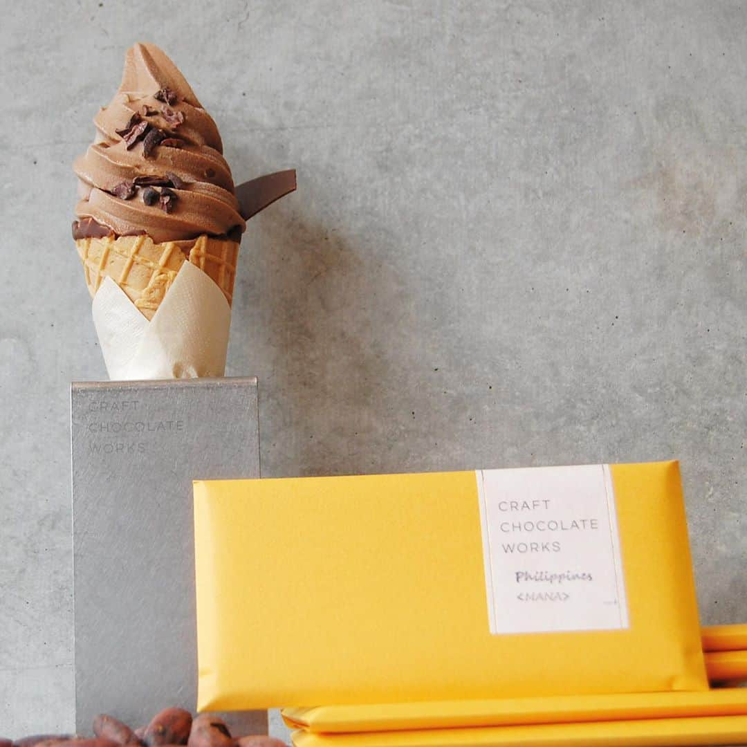 CRAFT CHOCOLATE WORKSさんのインスタグラム写真 - (CRAFT CHOCOLATE WORKSInstagram)「. 今週のソフトクリームは 限定タブレットのフィリピン マナを使用しています♪  味わいは 金柑や柑橘のようわずかなフルーツ感。 その中にほんのり甘さもあるけど、やっぱり爽やか。  重たくないので、ペロリと食べれてしまう。 よくあるチョコレートソフトクリームのイメージとは 全く違う。  フィリピン マナを使用したソフトクリームも なくなり次第終了ですので、お早目にご賞味ください🍦  UBER eatsでもお届けしております🚲 ご注文もお待ちしております♪ . . . #craftchocolateworks  #craftchocolate #beantobar  #chocolate #softcream #philippines #cacao #クラフトチョコレートワークス #クラフトチョコレート　#ビーントゥバー #チョコレート　#チョコレートソフトクリーム  #ソフトクリーム　#東京スイーツ #東京グルメ #期間限定　#フィリピン産カカオ  #スタッフお気に入り  #ハーフよりカカオがおすすめ　 #東京　#世田谷　#三宿　#三軒茶屋　#三軒茶屋カフェ  #池尻大橋　#世田谷公園 #わたしのすきな三宿」9月3日 13時59分 - craft_chocolate_works