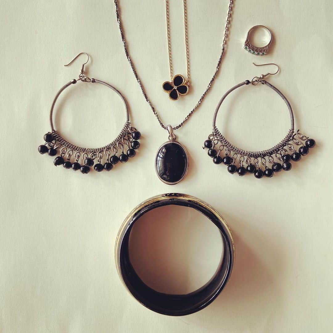 おおたうにさんのインスタグラム写真 - (おおたうにInstagram)「onyx flower pendant / vintage  onyx pendant top / MALAIKA emerald pinky ring / gift hoop earrings / Kichijoji lacquered bangle / souvenir 涼しくなったら髪をどさっと切る予定なので✂️、今のうちにエスニックなお洋服をたくさん着ておく。スパンコールがキラキラの黒いパンツ（ラピュタのシータが穿いてるみたいな形）にビーズつきの黒いトップス。アクセサリーも全部黒🖤 オニキスに通したチェーンは、長さが微妙な2本を繋げたもの。色を変えたり、雰囲気の違うものを組み合わせると中々可愛いチェーンができます😊 #今日のアクセサリー #onyx  #accessoriesoftheday #ethnicfashion」9月3日 13時54分 - outa_uni