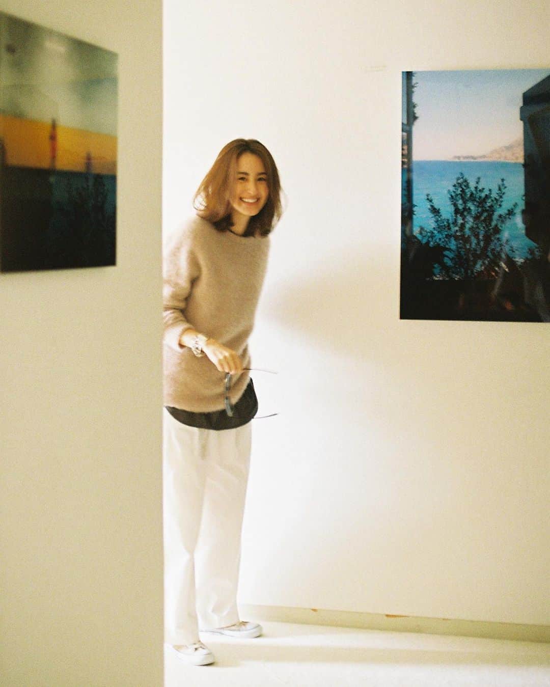 花盛友里のインスタグラム：「Shooting for @classy_mag_insta  おーちゃんの連載撮影させていただきました。 こちらはオフショット！ ほんとに太陽みないな素敵な人♡」