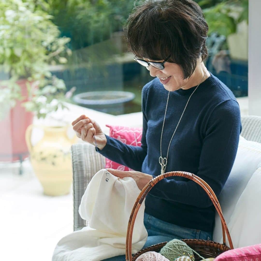 のインスタグラム：「. ＼『haru_mi』誌上通販 掲載アイテム販売中！／ 栗原はるみ 私の好きなもの  ゆとりの空間オンラインショップでは、 9月1日（水）発売になった栗原はるみのパーソナルマガジン 『haru_mi』vol.57 秋（扶桑社）の誌上通販に 掲載されているアイテムを販売中！  楽しい気分になるアクセサリーや、 使い続けたい裁縫道具、 暮らしを楽しむ折りたたみテーブルなど、 この機会にぜひチェックしてみてくださいね♪  詳しくはプロフィールのリンクから @yutorino_kukan  #haru_mi #レシピ #扶桑社 #パーソナルマガジン #秋 #創刊14周年記念号 #magazine #recipe #居酒屋 #定番料理 #アクセサリー #裁縫 #テーブル #私の好きなもの #haru_mi誌上通販 #おうち時間 #stayhome #ゆとりの空間 #オンラインショップ #栗原はるみ #yutorinokukan」
