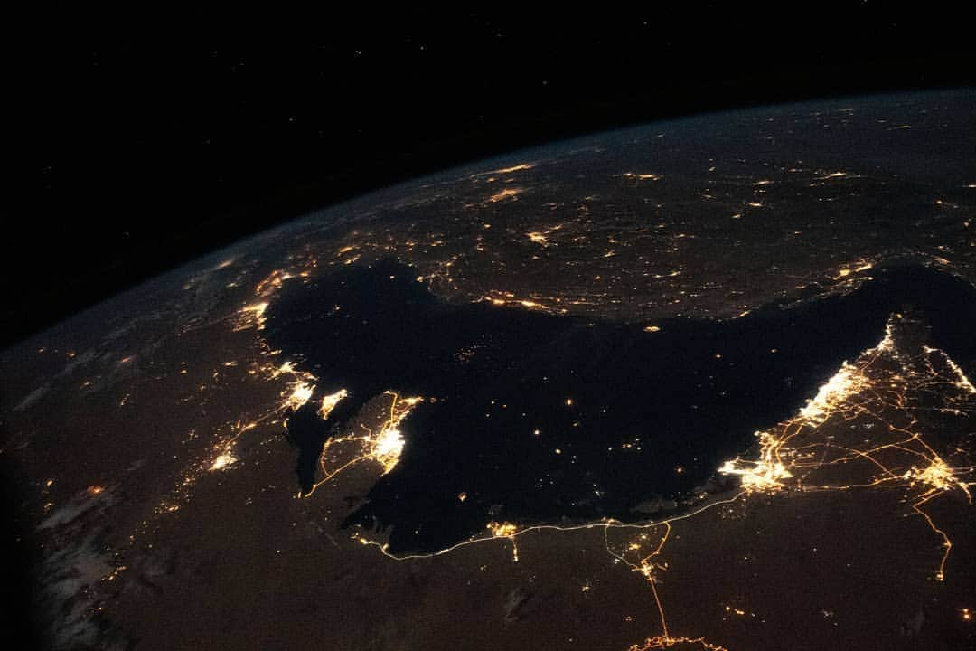 国際宇宙ステーションさんのインスタグラム写真 - (国際宇宙ステーションInstagram)「The well-lit Middle Eastern cities along the Persian Gulf coast of the Arabian Peninsula to the north of Iran were photographed from the International Space Station during an orbital night pass.  #nasa #arabian #peninsula #middle #east #iran #persian #gulf #city #night #international #space #station」9月3日 14時16分 - iss