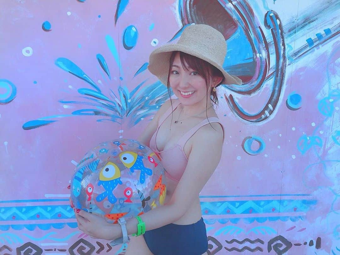 尻無浜冴美のインスタグラム：「今季の大磯ロングビーチは隣のプリンスホテル宿泊者限定だったから、空いてて快適だったよ🥰 ピンクの壁がかわいいフォトスペースあったから撮ってみた‪(　˙-˙ )✧‬ プール大好き👙💕✨ 早く海外のプールも行けるようになったらいいな〜🌺🌴🏖  #大磯プリンスホテル  #大磯ロングビーチ #夏休みの思い出 #夏休み旅行  #旅行  #プリンスホテル」