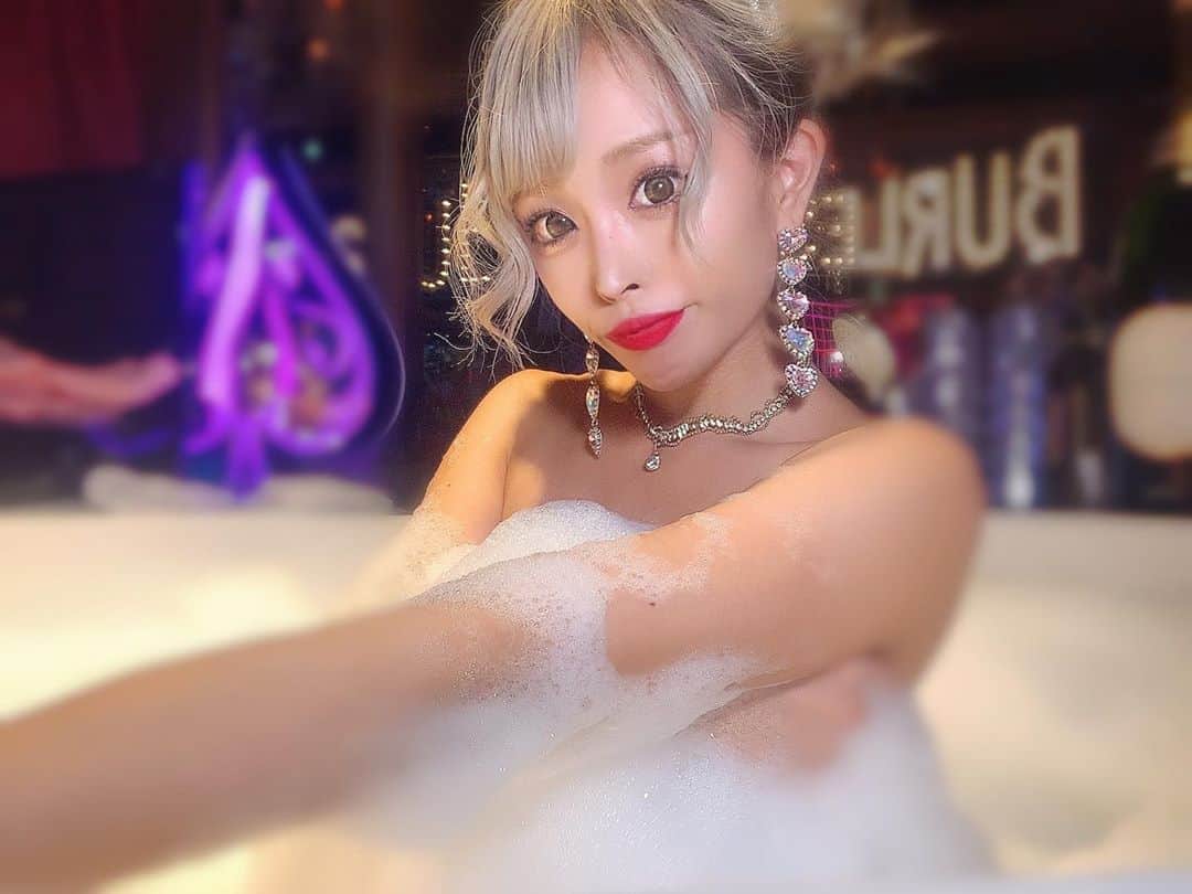 あんじゅのインスタグラム：「♡ ． 月見バーガーが食べたい🎑🌝 ． ．  #Burlesque #バーレスク #バーレスク東京 #大阪 #バーレスク大阪 #北新地 #六本木 #キャバ嬢 #ホスト #歌舞伎町 #ダンサー #Japanesegirl #自発ください  #ギャルメイク #グラビア  #金髪ボブ #ギャル #加工厨 #ジャニオタ #スレンダー #エロ可愛い #ビキニギャル #撮影会 #雰囲気好きな人いいね #自撮り界隈 #1mmでもいいなと思ったらいいね #被写体  #インナーカラー #ジャグジー #お風呂」