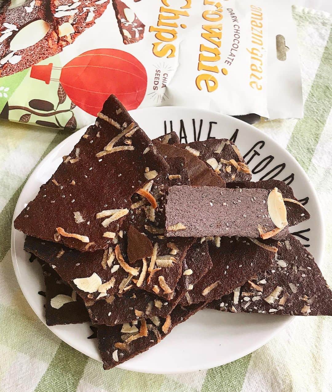 Li Tian の雑貨屋さんのインスタグラム写真 - (Li Tian の雑貨屋Instagram)「MUST TRY! 🤩🤩🤩 This is probably one of the best snacks invented in this world. @amazingrazesg latest BROWNIE CHIPS take brownies to the whole new level by transforming them into thin layers of chocolatey goodness. It’s bittersweet and full of coconut aroma, with chia seeds, coconut shreds and almond flakes embedded in it. And best of all it costs only $7.90 for a big 140g pack!  Definitely much healthier and satisfying than snacking on brownies if u ask me 😉 Stock up yours @amazingrazesg   Warning ⚠️ Once start it’s hard to stop.   • • • #singapore #desserts #yummy #love #sgfood #foodporn #igsg #sgcafe #instafood #gourmet #onthetable #snacks #cafe #sgeats #f52grams #sweetstagram #sgcakes #mediadrop #feedfeed #pastry #foodsg #musttry #tasty #stayhomesg #sgblog #sgpromo #snacks」9月3日 14時18分 - dairyandcream
