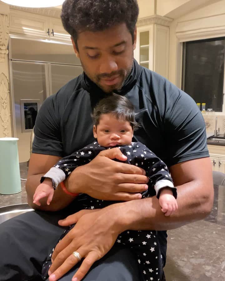 ラッセル・ウィルソンのインスタグラム：「“Sir Win!” Late Nights! Team No Sleep! 😂😍😂 @Ciara」