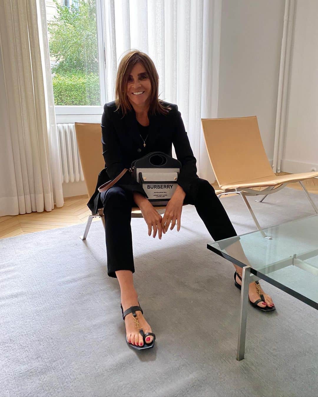 カリーヌ・ロワトフェルドのインスタグラム：「Feeling like Bella with #ThePocketBag 🤎 @riccardotisci17 @burberry」