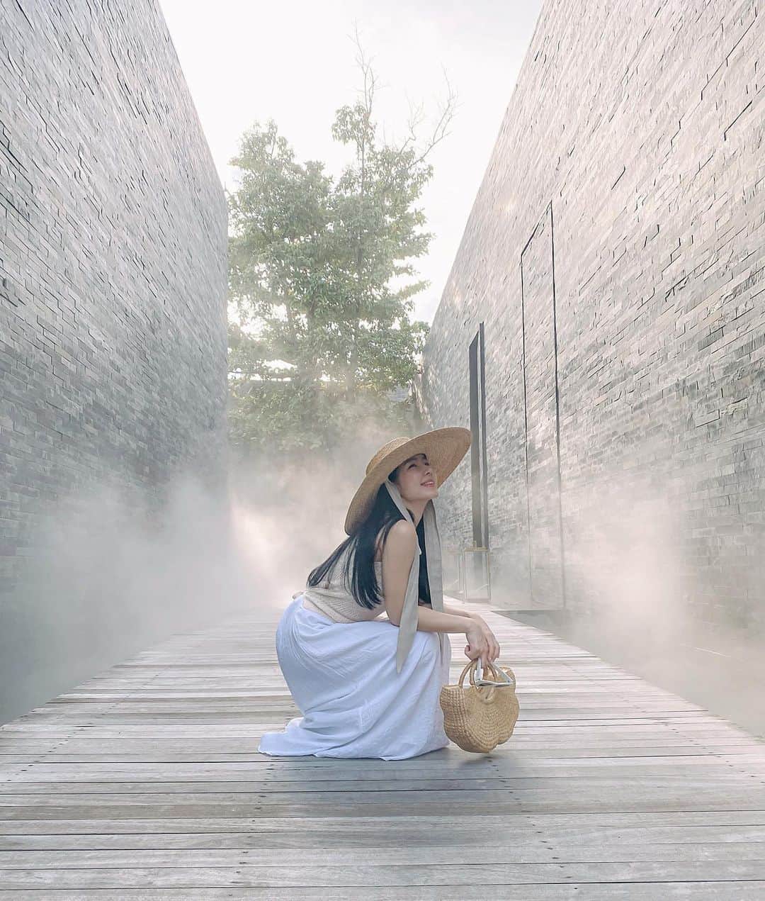 GYEON SEOのインスタグラム：「_* by the pathway 🕊 . . #gomdorishotz」