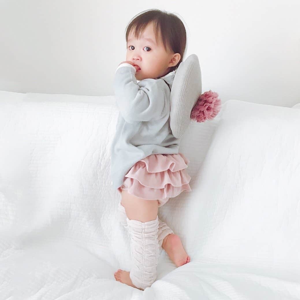 のインスタグラム：「#べびちゅブルマ 【入荷しました📣くすみピンクのコーデュロイ☆フリルパンツ🎀再入荷】 . 毎年大人気過ぎてすぐに売りきれちゃう😉 くすみピンクのコーデュロイブルマ、待望の再入荷🎉 . 秋冬に着せたい🎵絶妙なくすみピンクがたまらなくカワイイ👶💕 やわらかいコーデュロイ生地でフリルがふんわりキュート💓 . フリフリおしりに思わずキュンとしちゃう😍 ミミプポンのフリルパンツ♥️ヘビロテ間違いなしですよ☝️ . . しかもしかも～～～❣️ 今すぐなら間に合う💡 ブルマキャンペーン🎉 ⏰9月3日（木）まで！ . このチャンスをお見逃しなく～😽 . 🎊ブルマキャンペーンについて🎊 ブルマ2点以上ご購入のかた全員に！ブルマコーデ に大人気👑くしゅくしゅレッグウォーマー１足プレゼント🎁 . ●対象● 🚨ブルマを２点以上ご購入の方（パフボトムでも🆗ですよ♩） 🚨購入時、備考欄にキーワード「ベビーブルマ」とご入力いただいた方 . 🚨対象の方には、ご購入いただいたブルマと一緒にプレゼントをお届けします！ ※プレゼントは選べません。スタッフにおまかせくださいね♩ . 🧚‍♀️くしゅくしゅレッグォーマーって❓ ブルマと相性抜群♬コーデがすぐに楽しめちゃいますよ😉秋や春はもちろん、夏にも日よけ対策、冷房対策に大活躍👍長く愛用できます❤️ . ブルマをGETするなら今❗ このチャンスを逃さないで～～～😘💕 . . プロフィール欄のURLから、べびちゅHPへGO🧚‍♀️ 上部のバナーから、ブルマページをチェックできるよ👀🌟 . . #べびちゅブルマ #ブルマ #ブルマコーデ #ベビーブルマ #ベビーブルマならべびちゅ #フリルパンツ #ブルマセット #べびちゅ #babychu #ig_kidsphoto #ig_babyphoto #かわいい #子供服 #ベビー服 #親バカ部 #女の子 #男の子 #娘 #息子 #赤ちゃん #ベビーコーデ #キッズコーデ #ベビーファッション #キッズファッション #出産祝い #baby #babychujp」
