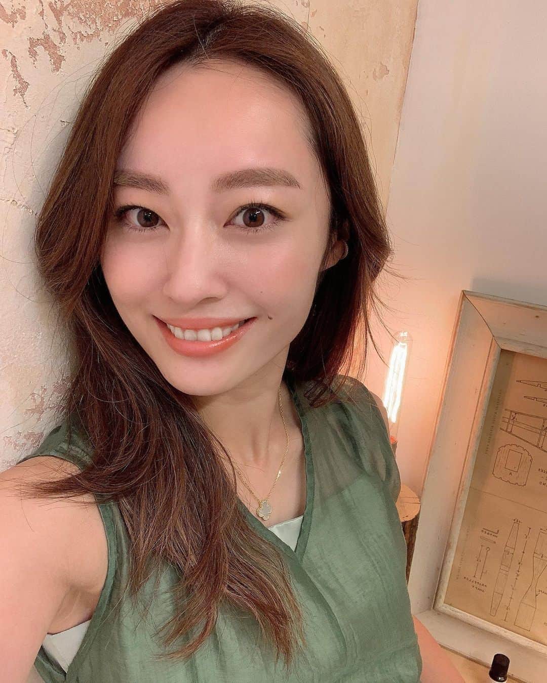 小祝麻里亜のインスタグラム：「私が絶対的信頼を置いている、 @emaymie_salon が拡大openしました🥳✨✨  嬉しい❣️本当に人気で予約が中々取れなくて、でもこの時期は余計に密な環境は避けなければいけない…との事で、さらにパワーアップ🙌さすが、まみちゃんです。笑  まみちゃんって言うのは、オーナーのまみさんなんだけど、同い年ですっっごくパワフルで、いつも学ばせてもらってるの🥰❤️❤️  腕はもちろん一流で、眉毛に関してはスペシャリストなので、女性からも男性からも大人気なのが肯けます✨✨  今回は新店舗で施術をうけましたよ❤️おしゃれカフェみたいな内装もまた素敵だったなぁ💞💞  勝手に彼女の活躍を応援してるから、つい熱弁しちゃったよ🤤笑  まみちゃん、おめでとう❤️❤️ ． ． ＿＿＿＿＿＿＿＿ #ビューティー #ファッション #眉毛メイク #眉スタイリング #眉毛サロン #美容 #뷰티스타그램 #얼스타그램 #메이크업」