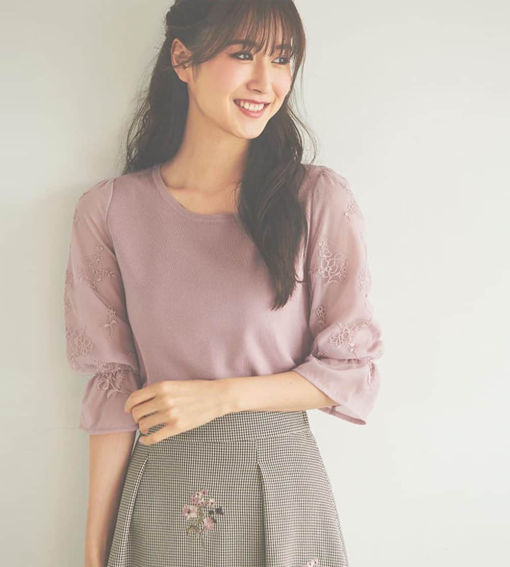 のインスタグラム：「New in💓﻿ ﻿ 新作ニットが入荷いたします😊﻿ ﻿ フラワー袖刺繍プルオーバー﻿ ¥16.000＋tax﻿ ﻿ ご予約人気item!!✨ チュール袖×フラワー刺繍が華やかな印象です💕﻿ ﻿ ﻿ ﻿ #レッセパッセ #laissepasse #デビュードフィオレ #debutdefiore  #laissepasseonlinestore #新作 #ブラウス #ブラウスコーデ #ニット #ニットコーデ #ワンピース #ワンピースコーデ #スカート #スカートコーデ #花柄ワンピース #花柄スカート #花柄」