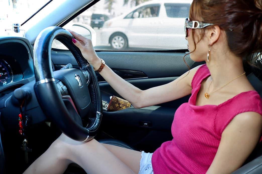 菊池友梨のインスタグラム：「sexy car girl👯‍♂️💓 . . 🚘：21crown 📸：@hamu.t . . #車好き女子 #セクシーカーガールズ #sexycargirl's #クラウン #21crown #crownathlete #クラウンアスリート210系 #キャンギャル #被写体モデルさんと繋がりたい #被写体モデル勉強中」
