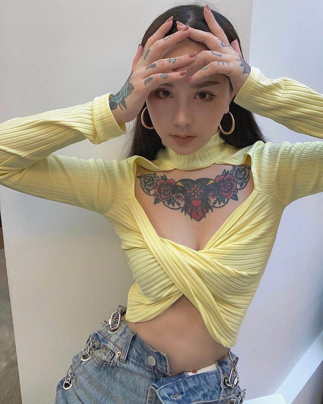 Abby Chenのインスタグラム：「提升自己前必須足夠瞭解自己的優與缺和自省能力 才能找對方向不盲從跟隨💛」