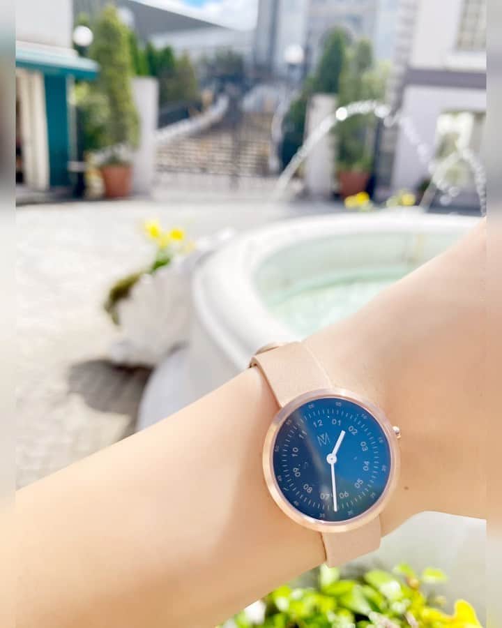 のインスタグラム：「コンセプトは「都会と自然」𖢔𖠰𓇣⸝⋆ ▶︎▶︎▶︎ #mavenwatches  #⌚️ ⸝⋆ * とても肌にも馴染む ナチュラルなデザインです( ᵒ̴̶̷̤໐ᵒ̴̶̷̤ )❤️✨ 文字盤も時間表記と分表記になっています💡 黒い文字盤に白い針が際立ってオシャレ𖤐 * 28mmと小ぶりサイズなので より女性らしく❤️✨ * 自分へのご褒美はもちろん 大切な方へのプレゼントにもオススメ👌🏻 * 私の⌚は… ♦️ STORM CLOUD CAMEL ♦️サイズ28mm ベストで調整出来るのでサイズぴったり👌🏻 是非参考にしてね💜 * 【サイズ比】大34mm 小28mm * 興味ある方は…フォロワーの皆様が使える 特別10%OFFクーポンがあるので💸🛍️ 是非ご活用下さい💕 ⬇️ ♦️クーポンコード：chihohr (期限は1年間2021年8月まで) * #マベンウィッチズ ⌚他にも種類いっぱいあるよ💕 こちらからチェック✅してみてね👀💓 ▶︎▶︎▶︎ @mavenjapan ✼••┈┈┈┈┈┈┈┈┈┈┈┈┈┈┈┈••✼ #マベン #maven #腕時計コーデ #時計コーデ #手元倶楽部 #coordinate #code #おしゃれさんと繋がりたい #gift #時計 #watch #腕時計 #fashiongram #fashionposts #ギフト #ig_fashion #お洒落さんと繋がりたい #キャンペーン #fashion #ブレスレット #アクセサリー #ootd #accessory #アクセ #accessories #PR ✼••┈┈┈┈┈┈┈┈┈┈┈┈┈┈┈┈••✼」