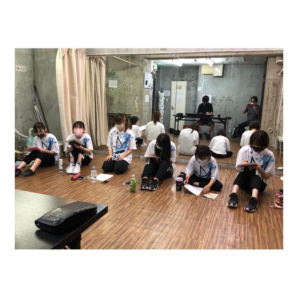 高津戸信幸のインスタグラム：「「東京演劇女子.」のみなさんに歌唱指導、ヴォイストレーニングをさせて頂きました。  初めましての現場に緊張を隠せずにいたのですが、いつしかメンバーの"直向きさ"に私は"情熱"を注いでいました。（きっと言葉足らず&至らぬ事ばかりだったと思います🙏）  今まで"出来ない"を“出来る"にしたくて執着してきたのですが 今は“出来ない"事の大切さを感じています  “出来ない“事から気づく事があって "出来る"事から学ぶ事があって その両方が無いと"向上心"は生まれません  "Improveは大切だ"  "SOLPABLO"を通して生徒のみなさんと関わるようになってから学ぶことばかりなように思えます。  私は指導者の道も極めたいと思っています  しかし生涯プレイヤーでいたいと思っています。  みなさんに刺激を頂き、愉しく学んでいきたいですね そのかわりに私もみなさんに悪魔的に刺激を与え続けます😈  今後このようなヴォイストレーニングの案件も引き受けさせて頂きますので、DMよりご相談下さい。 プロアマ問わず大歓迎🤝  #東京演劇女子 #solpablo #ソルパブロ #voice #voiceteacher #voicetraining #idol」