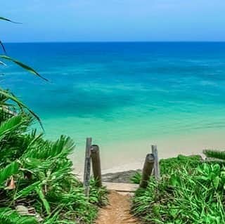 のインスタグラム：「🌴沖縄に堀江淳さんがいるから一緒に会いに行こうヨ‼️🌴  🌺似非ハワイアンシスターズもいるよ🌺  🍷🍷🍷🍷🍷🍷🍷🍷🍷  日時： 10月24日(土)～25日(日)  場所： サザンリンクスリゾートホテル （沖縄県南城市）  参加費： おひとり￥46,000ー  （参加費に含まれるもの） ・ホテル部屋代（1泊分） ・１日目夕食・２日目朝食 ・ミニライブ ・堀江淳さんと過ごす時間 ・17配信の見学（参加）  飛行機代・ 那覇空港～現地ホテルまでの移動費及び現地での移動費は各自ご負担下さい。 (空港～ホテル、ホテル～斎場御嶽とも遠いので、なるべく乗り合わせて移動しましょう。)  定員：8名  🌴スケジュール🌴 １日目 ・ホテルチェックイン15時 ・夕食付きのミニライブ&語らいタイム18時～21時30分  2日目 ・ホテルチェックアウト11時  ・希望者は堀江さんと一緒に神の島で有名な久高島と世界遺産の斎場御嶽（セーファーウタギ）に行きましょう。 強力なパワースポットです✨ ホテル9時か10時出発で、 現地解散は16時を予定してます。 各自那覇空港まで帰路へ。 ちなみに久高島～那覇空港まで4～50分かかります。  （天気予報によっては1日目2日目のスケジュールを変更します）  🌴ホテルの部屋は、広々としたひとりひと部屋を予定してます。  🌴前泊23日(金)のご希望もお受けいたします。 追加料金¥9,010です。  🌴オプションで 希望者には電動キックボードのレンタルを2日間します。 （久高島での移動に便利です） 5,000円／台  🥃🥃🥃🥃🥃🥃🥃🥃🥃  ⛵️今回の企画は 堀江淳さんと似非ハワイアンシスターズと堀江さんのガーディアンのぴーまん（名倉）が楽しい企画をしようと言うことで、 まとめ役をぴーまんがさせてもらうというオフ会の形で行うことになりました。 なので旅行会社のようなサービスや保証は出来ませんのでゴメンなさい☺️  当日は 各自、自由行動で構いません。 沖縄に来たら「堀江さんに会えた❗️✌️」っという感覚で楽しんでもらえればいいかなと思ってます。 参加者みんなで楽しく盛り上げれればと思ってます。  ホテルまで皆で行った方がタクシー代も安くなるので、那覇空港での集合時間も後日、決めます。 （たぶん13時くらいかな。） ひとりでホテルまで移動だと5000円くらいかかります。  参加を申し込んだ時点から 楽しみが始まりますヨ😃  🎶🎶🎶🎶🎶🎶🎶🎶🎶  🎤ミニライブでは、似非ハワイアンシスターズも歌います。暖かい目で楽しんで下さい😃  🌺後日、似非ハワイアンシスターズの参加メンバーや 2日目雨天の場合のスケジュールなどの詳細を決めてお知らせします。  🌺参加希望のあった方からホテルの予約を入れていきますので、お早めに参加表明いただけると助かります。 飛行機代も安いと思いますし✈️  🌺キャンセル料は 1ヶ月前なら50％ 2週間前なら70％ それ以降は100％ でお願いします。 （こちらの事情により中止の場合を除きます。）  🌺沖縄･堀江～る17オフ会実行委員会🌺  ＃沖縄 ＃久高島 ＃堀江淳 ＃リゾート  ＃似非ハワイアンシスターズ  ＃リトリート」