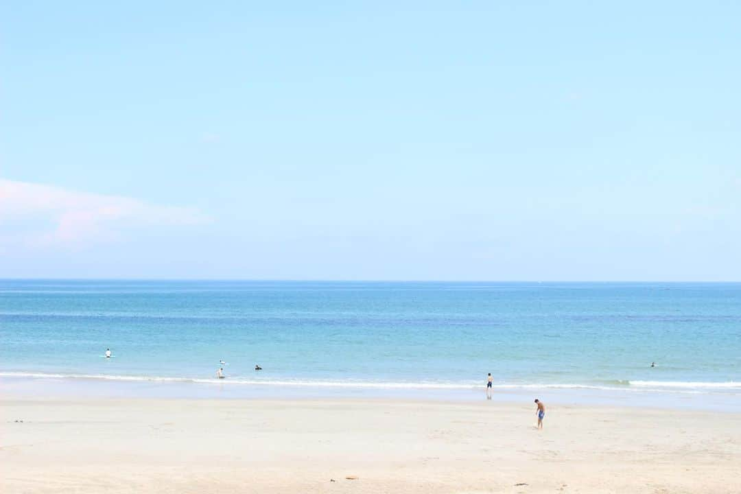 ogapiiiiiのインスタグラム：「忙しい夏がやっと終わりました🏖﻿ ﻿ 毎年7月と8月は、わたしも旦那さんも繁忙期で、志摩市に引っ越して３年目ですが、引っ越し前に買った水着も着る機会はなく、綺麗な海で泳ぐ暇もありませんでした…😢 ﻿ でも今年は、以前PAINDUCEで一緒に働いていた友だちが近所に引っ越してきたので、お盆明けに一度だけ近所の海に、泳ぎに連れて行ってもらいました🏊‍♀️﻿ ﻿ 溺れて死にかけて以来、23年ぶりに海に入りましたが、あの時のトラウマはすっかり忘れていて、でも海水が冷たすぎて30分ほど泳いで退散…🥶﻿ ﻿ ﻿ 一度も志摩市から出ず過ごしましたが、大自然のおかげで少し夏を感じることができて良かったです✨✨🐳﻿  #shimastagram #kankomie #mie #三重県 #伊勢志摩 #志摩市 #絶景伊勢志摩 #国府白浜 #国府の浜 #阿児の松原海水浴場 #海 #安乗崎灯台 #絶景 #ノンフィルター﻿ #田舎生活 #田舎暮らし #大自然 #vistmie #かき氷  #海水浴 #2020年夏 #summer #スローライフ #暮らしを楽しむ」