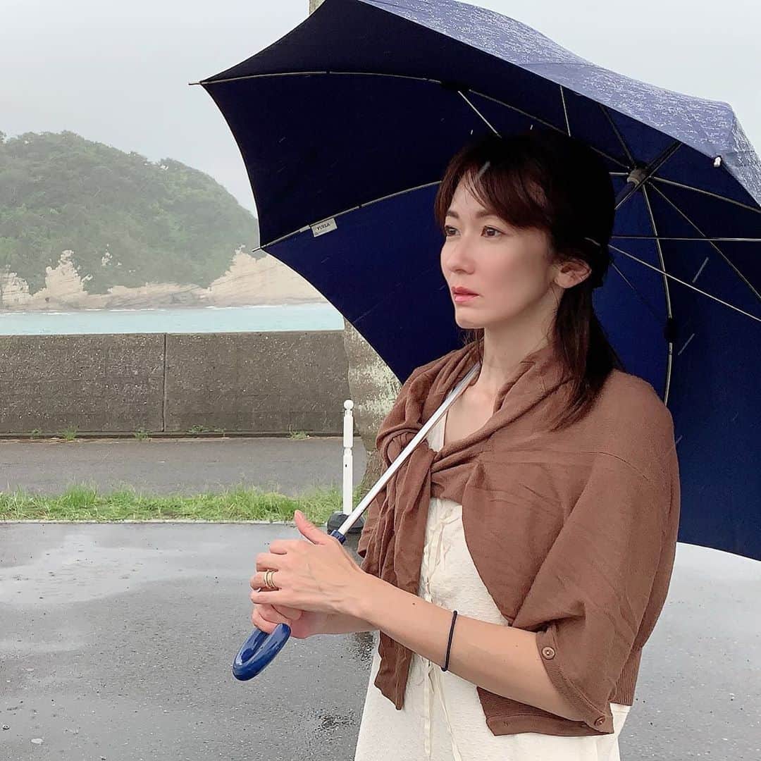 大河内奈々子のインスタグラム：「・ ・ 雨。 遠くに見える晴れ間を探す。。。 ・ 新鮮なお魚を求めて　漁港へ。 ・ ・ 台風の被害が大きくなりませんように。 ・ ・ #小坪漁港 #逗子マリーナ #youtube #撮影 #雨の日」