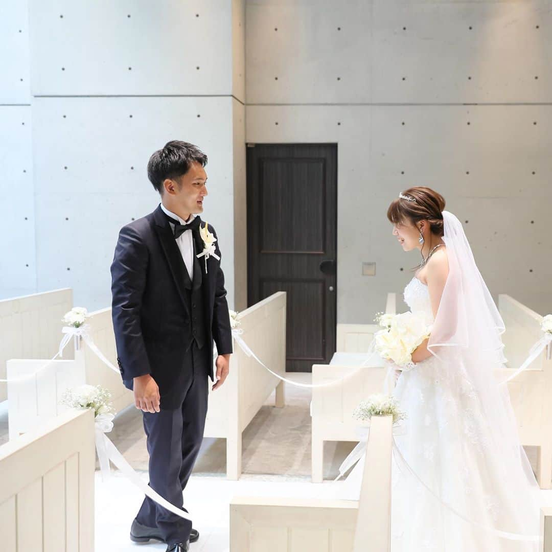 青山フェアリーハウスさんのインスタグラム写真 - (青山フェアリーハウスInstagram)「. こんにちは！ #青山フェアリーハウス でございます⛪️ . . 先日挙式をされた #先輩花嫁 さんの ご紹介です☺️ . コロナウイルスの影響で結婚式を 行うか悩まれていらっしゃったのですが 無事結婚式を執り行うことができました💓 . . そんな結婚式が始まる直前の #ファーストミート の瞬間です💍 . . 沢山のゲストに囲まれて とても和やかな結婚式になりました☺️ . . #結婚式 #結婚式場 #ゲストハウス #ゲストハウスウェディング #チャペル #挙式 #ブライダルヘアメイク #ウェディングドレス #ウェディングブーケ  #花嫁 #プレ花嫁 #全国のプレ花嫁さんと繋がりたい #marry花嫁 #marryxoxo  #卒花嫁 #卒花嫁レポ #感動 #表参道ウェディング #フォーシスアンドカンパニー #ドレス迷子 #ドレス選び #ブライダルフォト #ウェディングフォト  . #コロナウイルスが早く終息しますように」9月3日 14時48分 - aoyama.fh