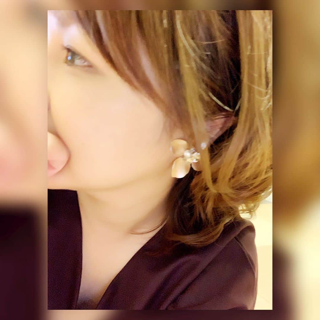 中澤裕子のインスタグラム：「✨✨ 今日のイヤリング 大人っぽいお花のイヤリング ラインストーンがついていて 可愛い🤎  今日は今から 『めんたいワイド』生放送  #fbs #めんたいワイド #別スタジオからリモート  #今日はイヤリング #パールリボン」