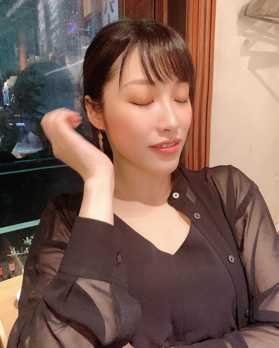 春原未来さんのインスタグラム写真 - (春原未来Instagram)「ごはん食べている時に友だちが撮ってくれた写真。アプリ使って撮ってたからか顔が違う。笑 カメラ向けられるとポーズ取ってしまう私ですが,最後だけ気が抜けてます🤣💦  .  A photo taken by a friend while eating Italian food.  The face is different because it was taken with the app.  lol It poses when you point the camera, but it has a goofy face only at the end 🤣💦  #tokyoitalian #東京イタリアン #ワンオペ #カウンターイタリアン #たくさん食べた #たくさん飲んだ #過日 #パクッと #しゃぶりつく #フリット #appphoto #urs_styling   次回の #fanzaライブチャット は,09月10日(木)22:00～です★」9月3日 14時54分 - sunohara_miki