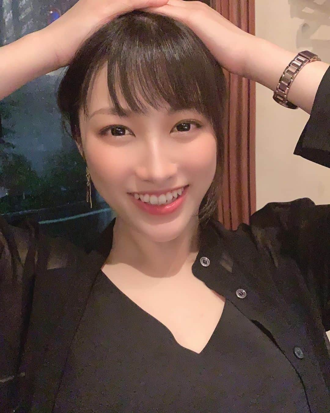 春原未来さんのインスタグラム写真 - (春原未来Instagram)「ごはん食べている時に友だちが撮ってくれた写真。アプリ使って撮ってたからか顔が違う。笑 カメラ向けられるとポーズ取ってしまう私ですが,最後だけ気が抜けてます🤣💦  .  A photo taken by a friend while eating Italian food.  The face is different because it was taken with the app.  lol It poses when you point the camera, but it has a goofy face only at the end 🤣💦  #tokyoitalian #東京イタリアン #ワンオペ #カウンターイタリアン #たくさん食べた #たくさん飲んだ #過日 #パクッと #しゃぶりつく #フリット #appphoto #urs_styling   次回の #fanzaライブチャット は,09月10日(木)22:00～です★」9月3日 14時54分 - sunohara_miki