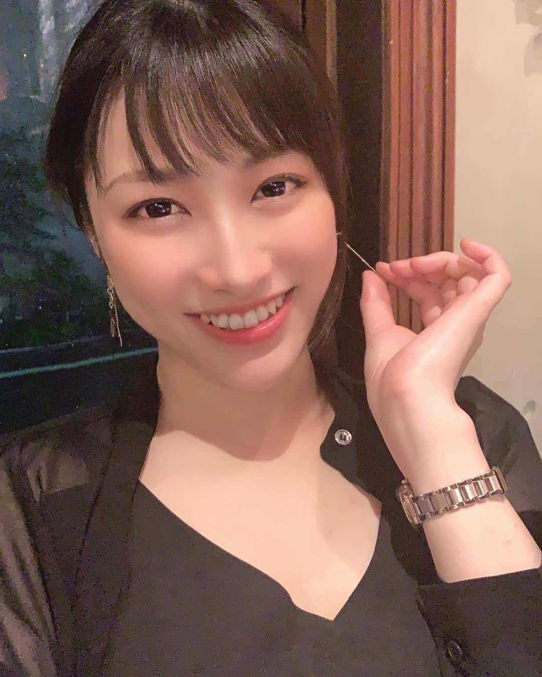 春原未来さんのインスタグラム写真 - (春原未来Instagram)「ごはん食べている時に友だちが撮ってくれた写真。アプリ使って撮ってたからか顔が違う。笑 カメラ向けられるとポーズ取ってしまう私ですが,最後だけ気が抜けてます🤣💦  .  A photo taken by a friend while eating Italian food.  The face is different because it was taken with the app.  lol It poses when you point the camera, but it has a goofy face only at the end 🤣💦  #tokyoitalian #東京イタリアン #ワンオペ #カウンターイタリアン #たくさん食べた #たくさん飲んだ #過日 #パクッと #しゃぶりつく #フリット #appphoto #urs_styling   次回の #fanzaライブチャット は,09月10日(木)22:00～です★」9月3日 14時54分 - sunohara_miki