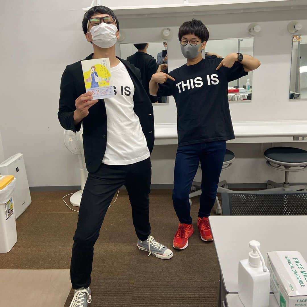 岡下雅典のインスタグラム：「BKBさんのショート小説集を買わせてもらったぜ❤️ 一緒の出番のバイクさんがたまたまTHIS IS Tシャツ着てくれてた❤️ サインうらやましいだろ✨  #バイク川崎バイクさん #電話してるふり」