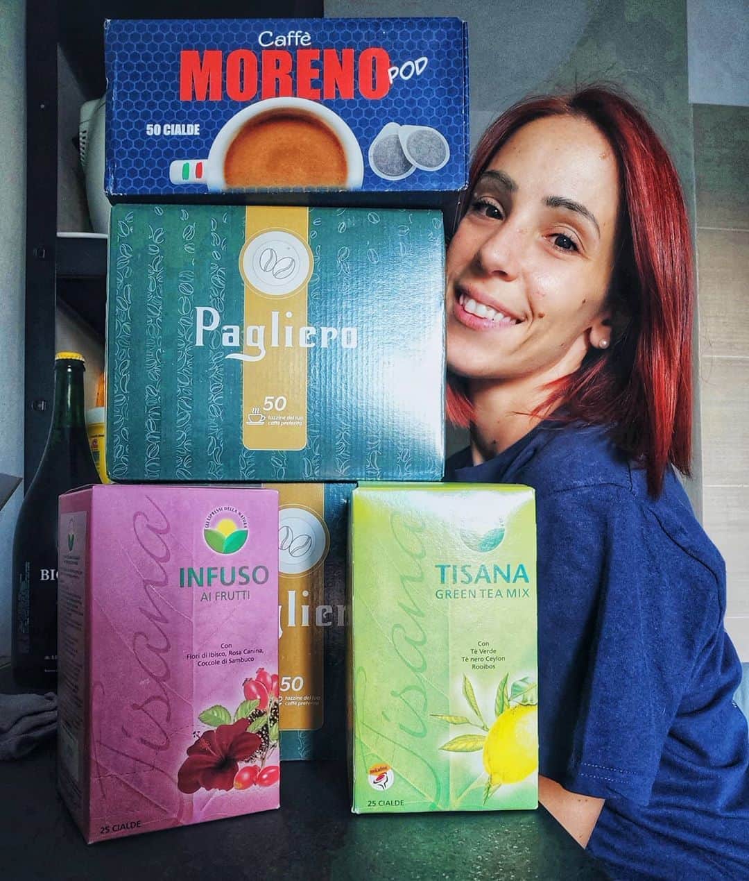 ニコーレ・デラ・モニカのインスタグラム：「Buongiornooooo!!! Come state oggi? Per me è dura alzarmi dal letto negli ultimi giorni, è cambiata la temperatura e si dorme veramente bene! Quindi per riuscire ad aprire gli occhi ho bisogno per forza di un super caffè... E voi siete più #teamcoffee oppure #teamtea ? Io caffè senza ombra di dubbio direi e con questo sono apposto per un po' 😅♻️ #coffeetime #breakfast #goodmorning #caffe #tea #love #energy #supplied」