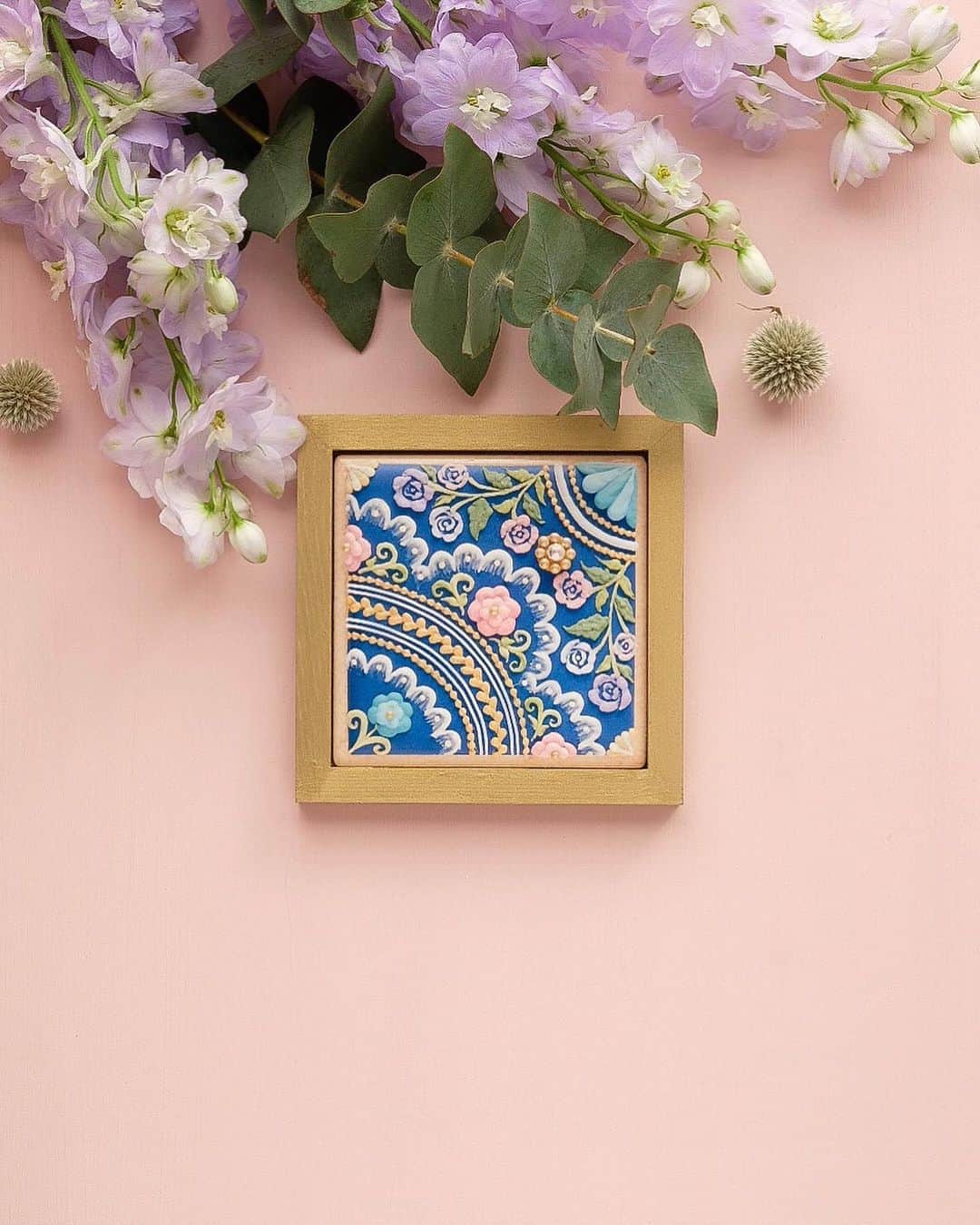 KUNIKAのインスタグラム：「Flower Garden Cookie Tile -Ocean Blue-﻿ ﻿ タイルはオリジナルのフレームにピッタリ入ります。﻿ 付属の接着剤をご使用ください✨﻿ ゴールドと、そのままの木のナチュラルな状態の2種類ございます。 木のフレームは、そのままでも良いですし、お好きな色に塗っていただいたり、リボンやスワロフスキーなどで自由にコラージュを楽しんでいただけます🌸﻿ ﻿ 発売は9月4日(金)21:00〜オンラインショップに入荷します。﻿ ▶︎https://kunika.theshop.jp﻿ ﻿ ※オンラインショップには9月3日に商品をupいたします。﻿ ※フレームは別売りになります。﻿ ﻿ ❃Special thanks❃﻿ Flower artist : YUKI @plus_flower_2020 ﻿ ﻿ #artofkunika」