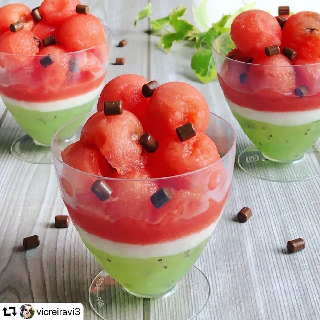 クスパさんのインスタグラム写真 - (クスパInstagram)「#repost @vicreiravi3 ・・・ ＊ ＊ 9月に入っちゃったけどスイカゼリー🍉 ＊ まだまだ暑い日が続いています🔥 ＊ ゼラチンではなくアガーを使ってゼリー作り ＊ 下から順に ★グリーンキウイゼリー果汁入り ★ミルクプリン ★スイカゼリー果汁入り ★スイカ果肉 ★チョコベビー ＊ チョコベビーが種に見えてスイカらしくなったかな🍫 ＊ ＊ #スイカゼリー #スイカ #ひんやりスイーツ #アガー #watermelon #watermelonjelly #homecooking #私のおいしい写真 #おうちごはんlover #コッタ #igersjp #フーディーテーブル #私のおうちカフェ #おうちカフェ #てづくりごはん365 #クスパ #ママめしラボ #wp_deli_japan #cccphotolifelab #c_i_japan #キッチングラム #マカロニメイト #おうちごはんチャレンジ #home_gourme #たらふくびより #真夏の思い出おうちカフェ  #やさ活 #野菜ソムリエ #野菜果物」9月3日 15時06分 - cookingschoolpark