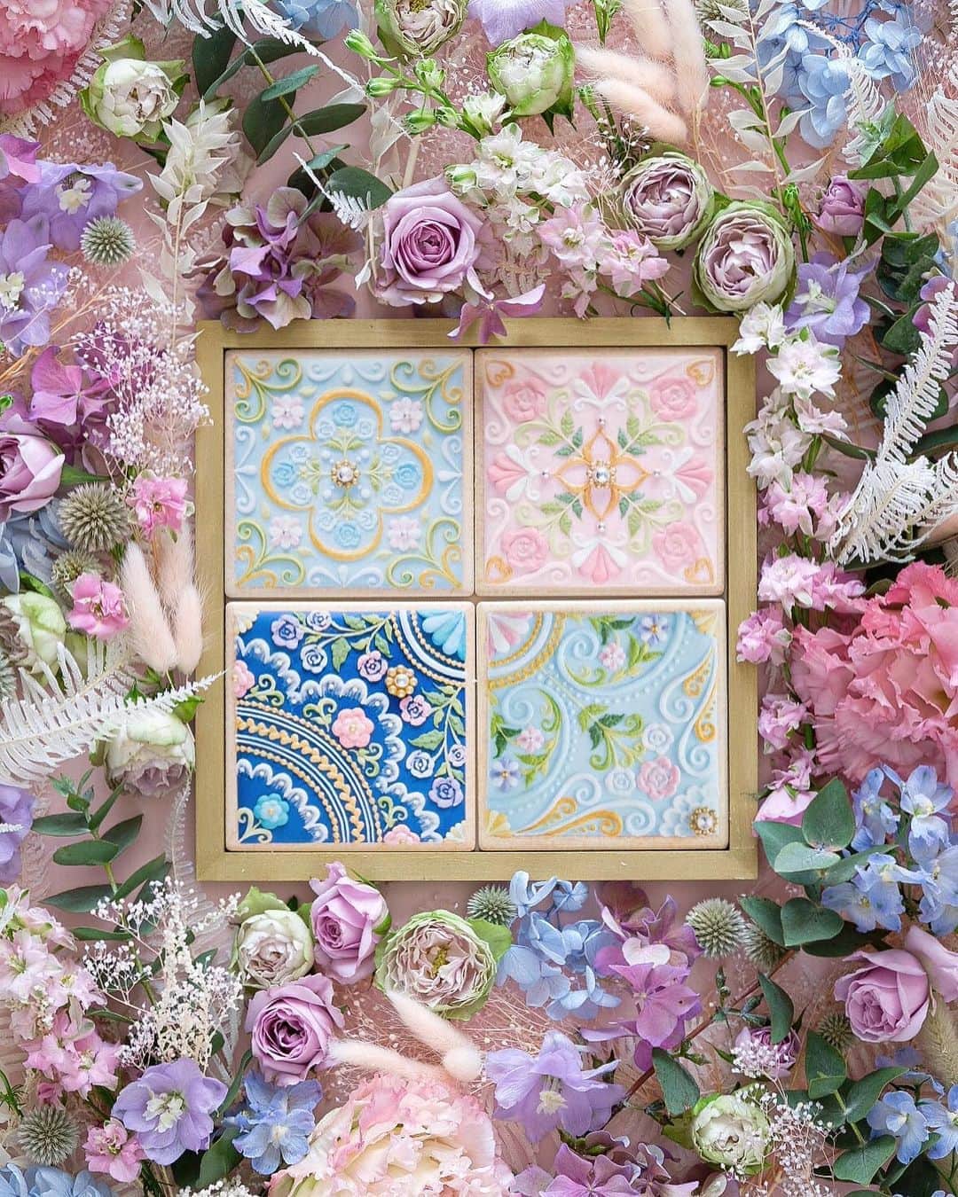 KUNIKAのインスタグラム：「Flower Garden Cookie Tile 🌸🌸🌸﻿ ﻿ 今回4柄作りましたので、全部が1枚ずつ入った4枚セットもご用意いたしました。﻿ 1枚ずつ購入するより、ほんの少しお安くなっております。﻿ ﻿ 発売は9月4日(金)21:00〜オンラインショップに入荷します。﻿ ▶︎https://kunika.theshop.jp﻿ ﻿ ※オンラインショップには9月3日に商品をupいたします。﻿ ※フレームは別売りになります。﻿ ﻿ ❃Special thanks❃﻿ Flower artist : YUKI @plus_flower_2020 ﻿ ﻿ #artofkunika」